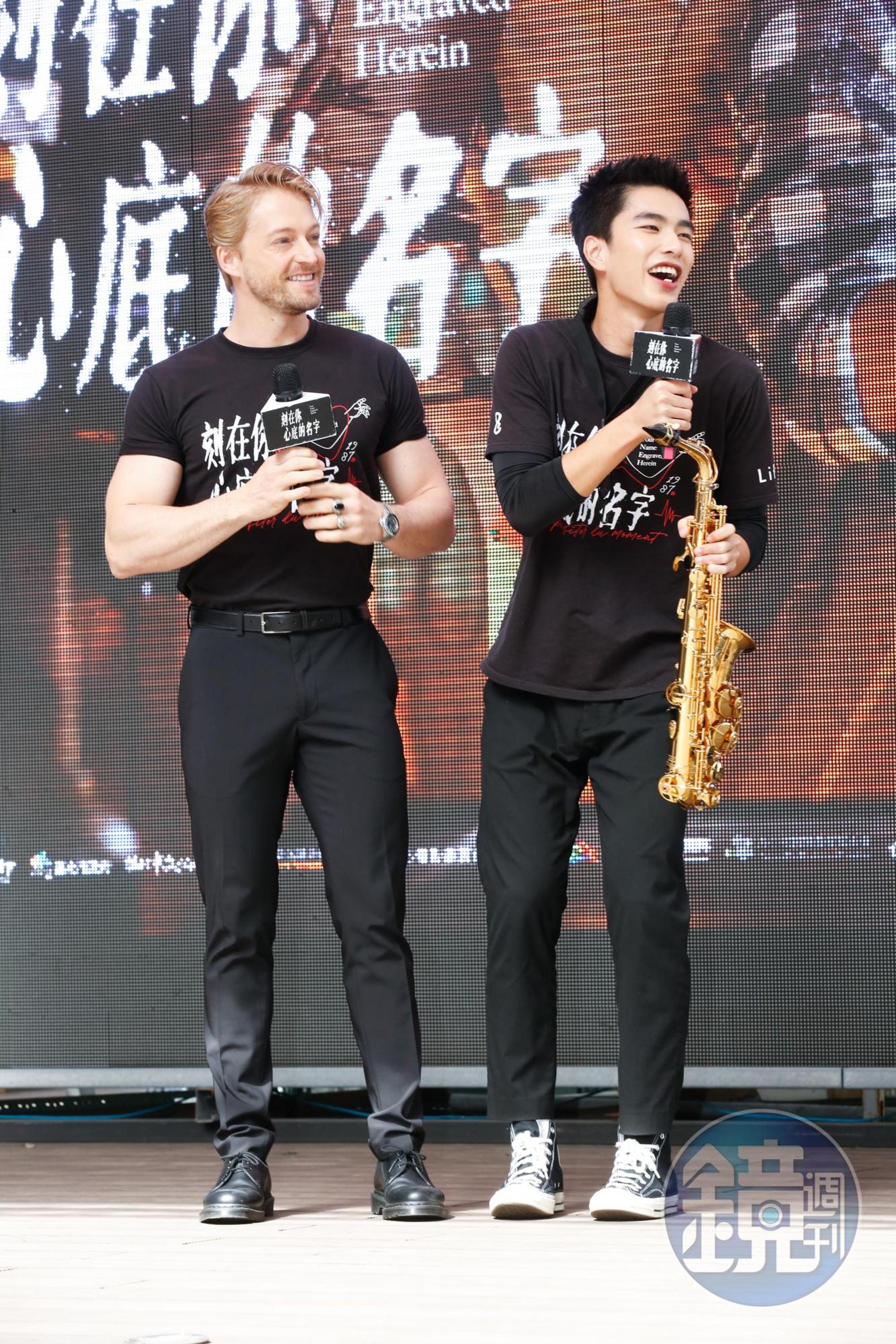 曾敬驊（右）學過7年薩克斯風，這陣子又再抽空練習。