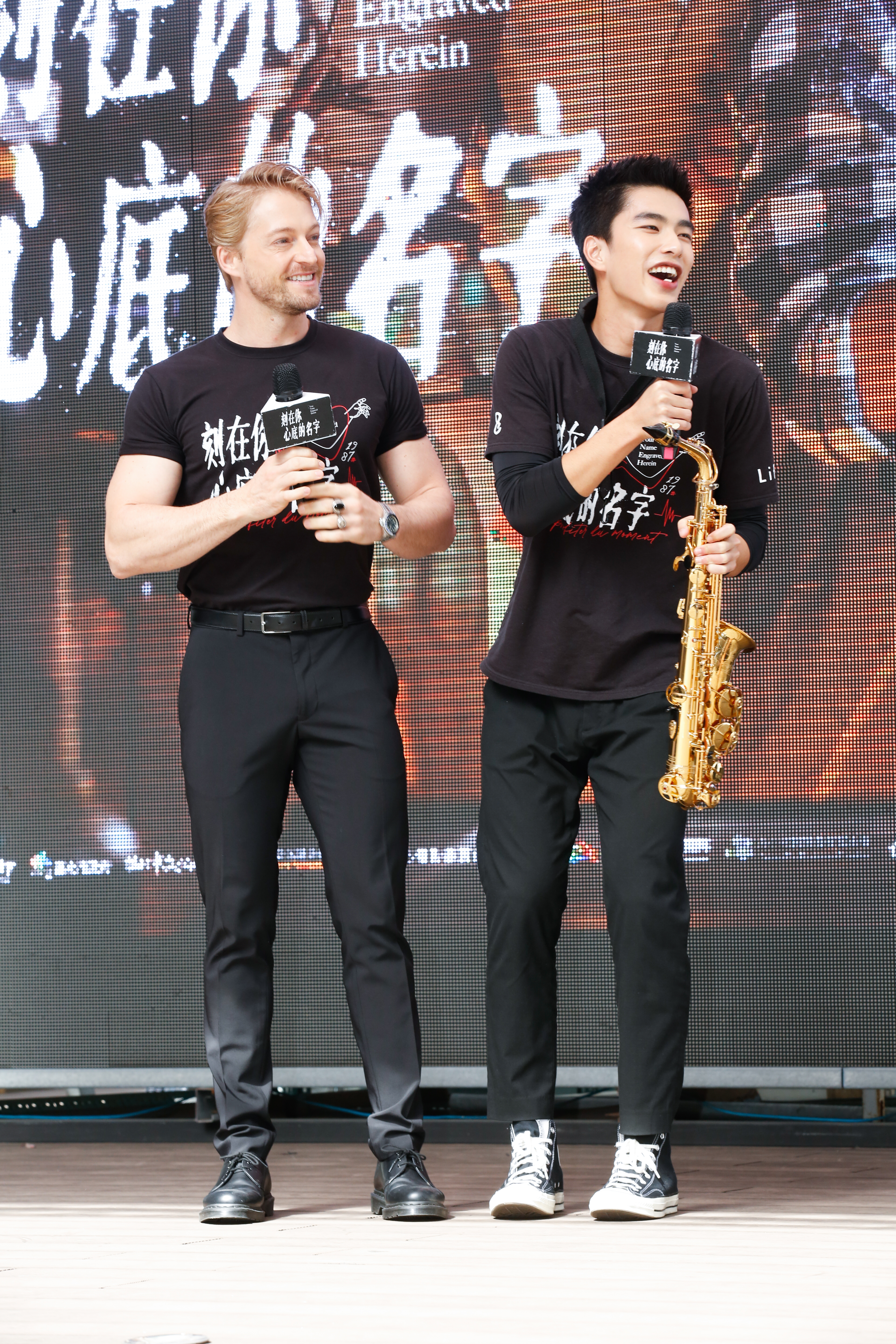 曾敬驊（右）學過7年薩克斯風，這陣子又再抽空練習。