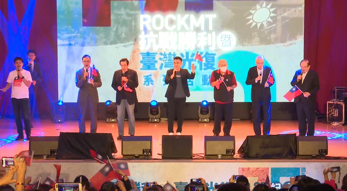 中國國民黨祕書長李乾龍（右起）、前主席吳敦義、吳伯雄、現任主席江啟臣、前主席馬英九、朱立倫一同高歌〈媽媽請妳也保重〉。（翻攝自國民黨臉書）