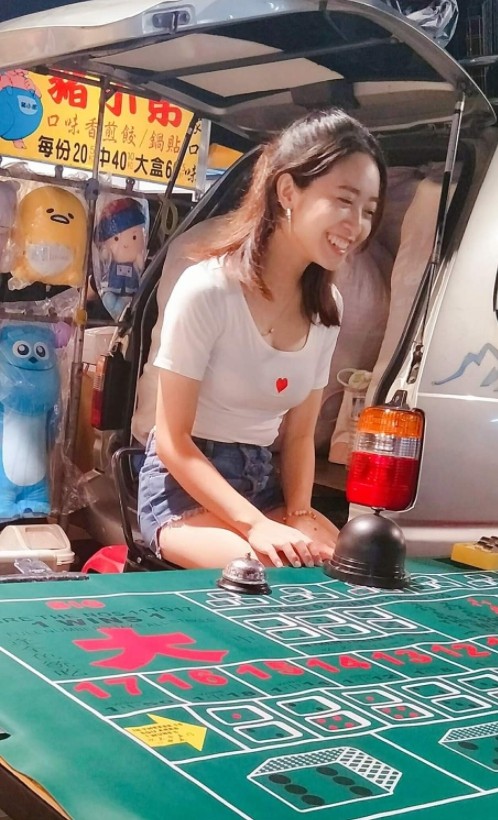 台南花園夜市「初戀系」正妹員工，讓網友暴動。（翻攝自爆怨2公社）