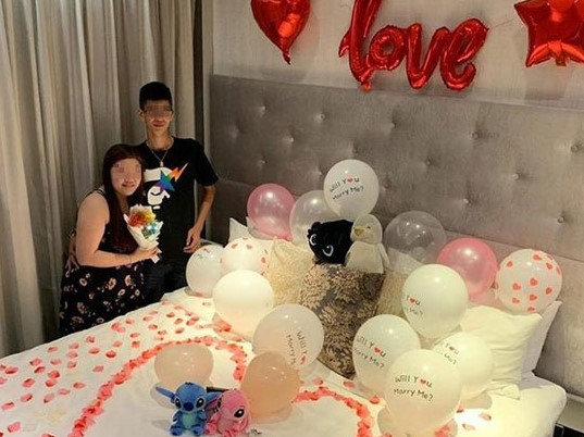 神隱許久的王男在社群網站貼出求婚成功照，與郭女看起來相當幸福。（翻攝自王男IG）