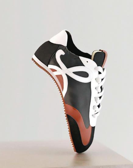 Ballet Runner小牛皮運動鞋,價格店洽。(LOEWE提供)