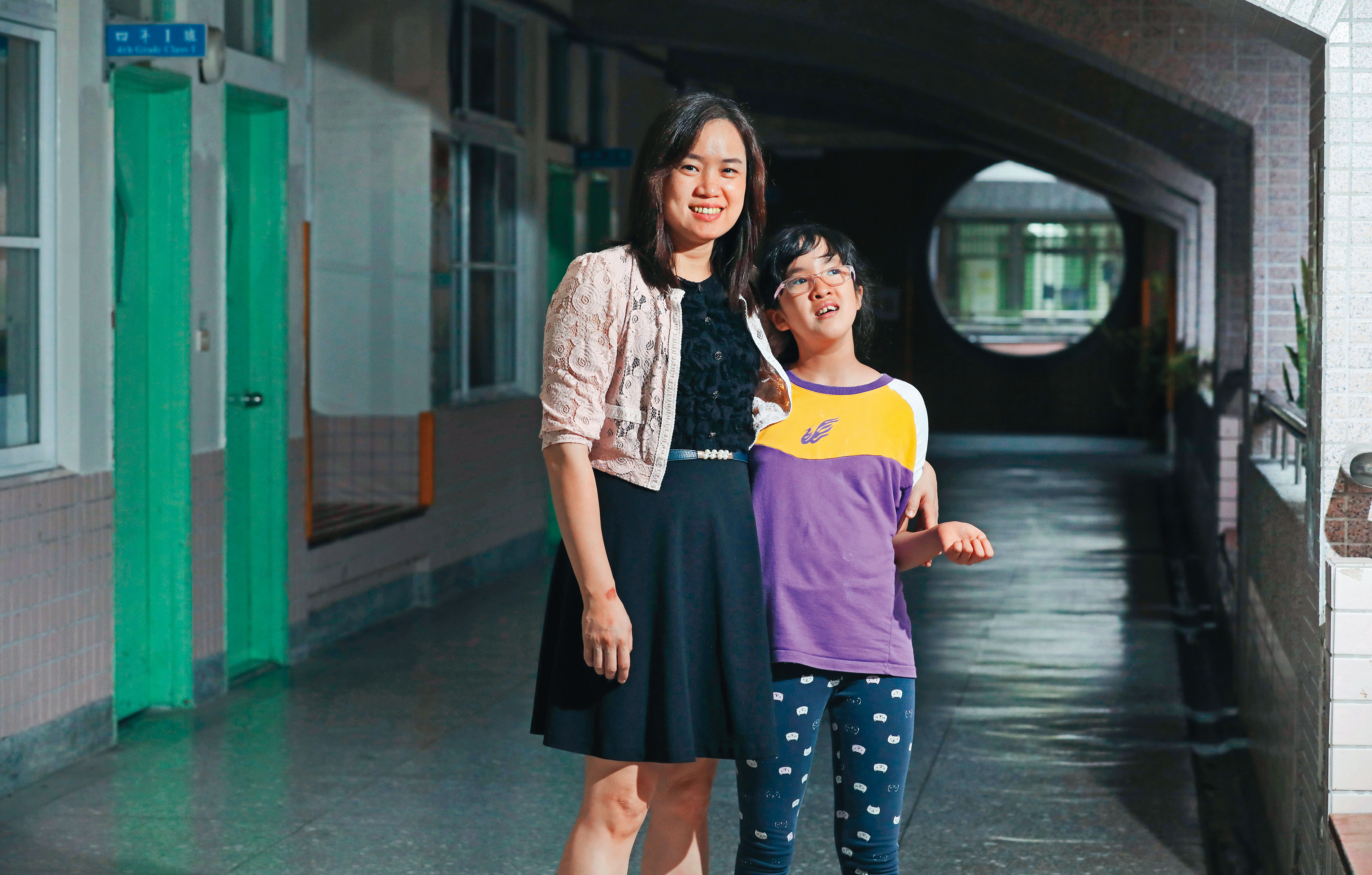 沈雅琪（左）的女兒（右）12歲了。5年多來，他們在同一間學校任教與就讀，也因為女兒的特殊生身分，沈雅琪坦言自己變得更注重台灣特教環境。