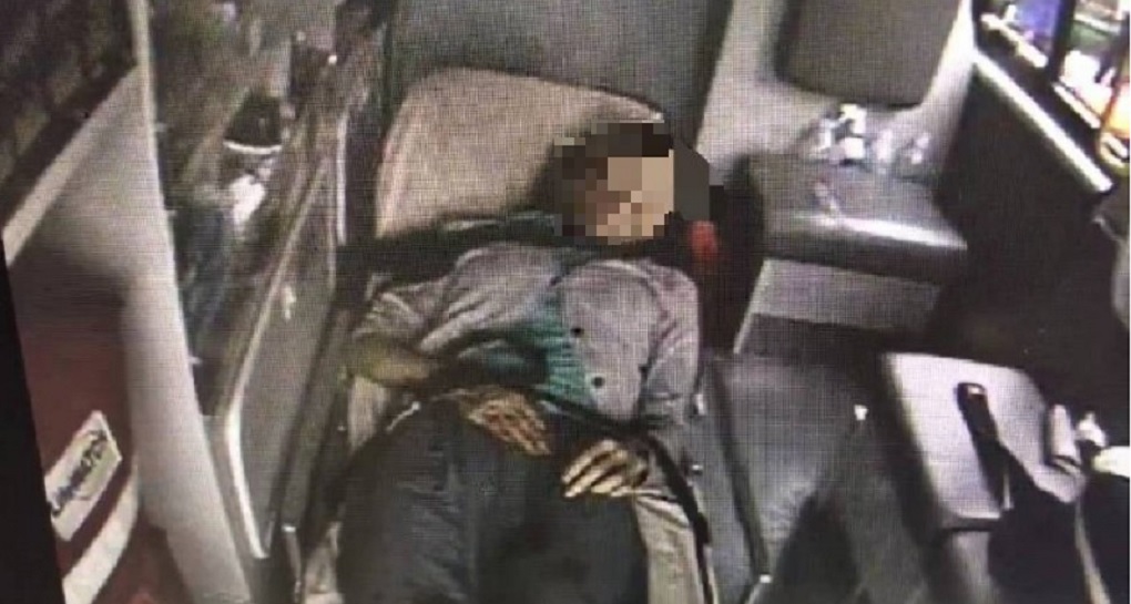 李女遭母親持刀殺害被送醫急救。（翻攝畫面）