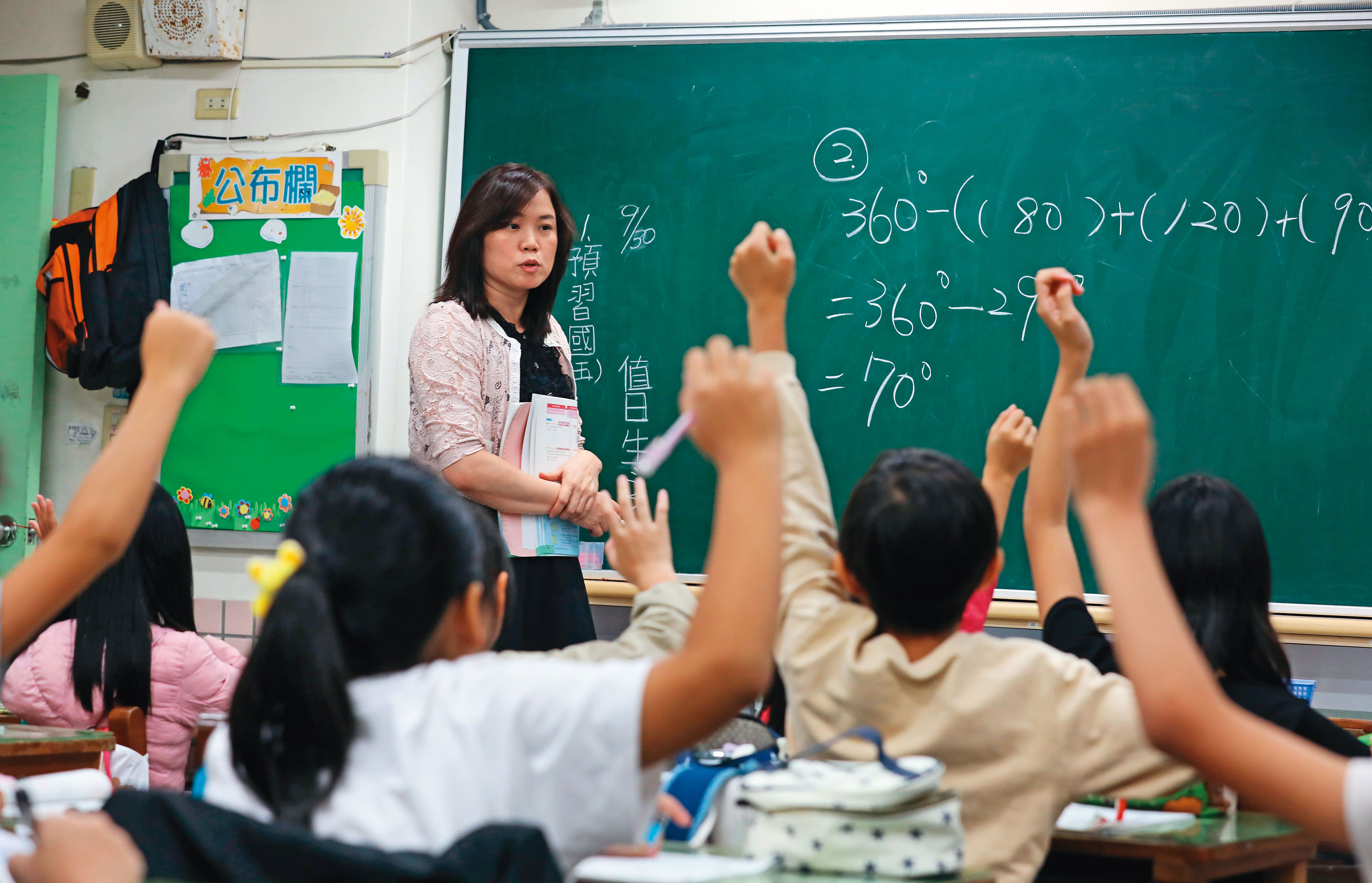 沈雅琪的任教風格恩威並重，也積極鼓勵學生答題。一度以烘焙為抒壓方式的她，常拿糕餅當成課堂獎勵。（沈雅琪提供）