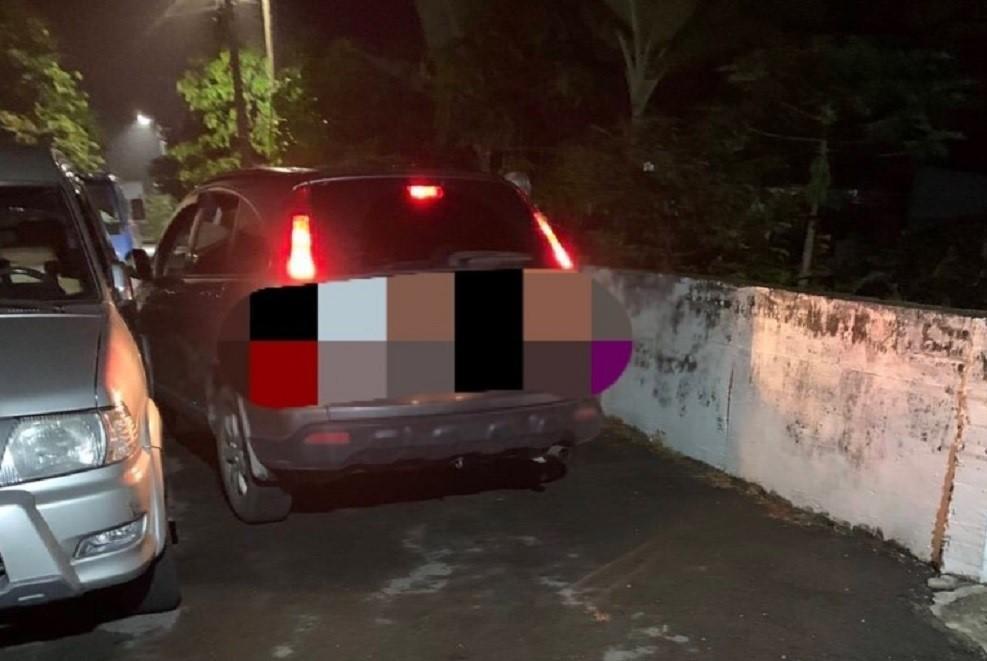 高市警茂林分駐所謝姓警員休假與友人聚餐酒駕,擦撞停放路旁車輛,酒測值達1.2毫克。(翻攝畫面)