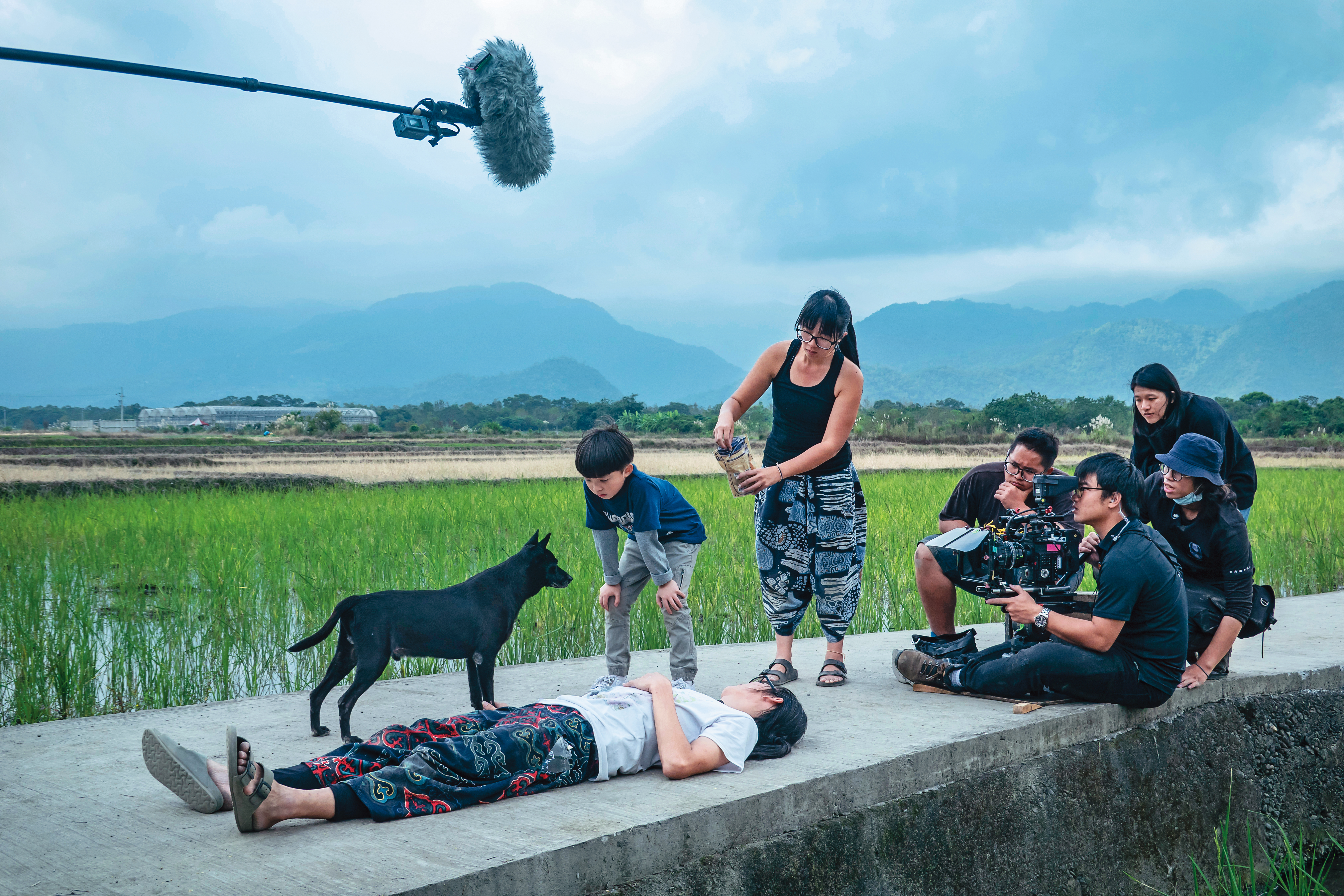 偶像劇《黑喵知情》由動物行為訓練師、指導員和陪伴員組成團隊，協助劇組引導動物入鏡。（酷斯本提供）