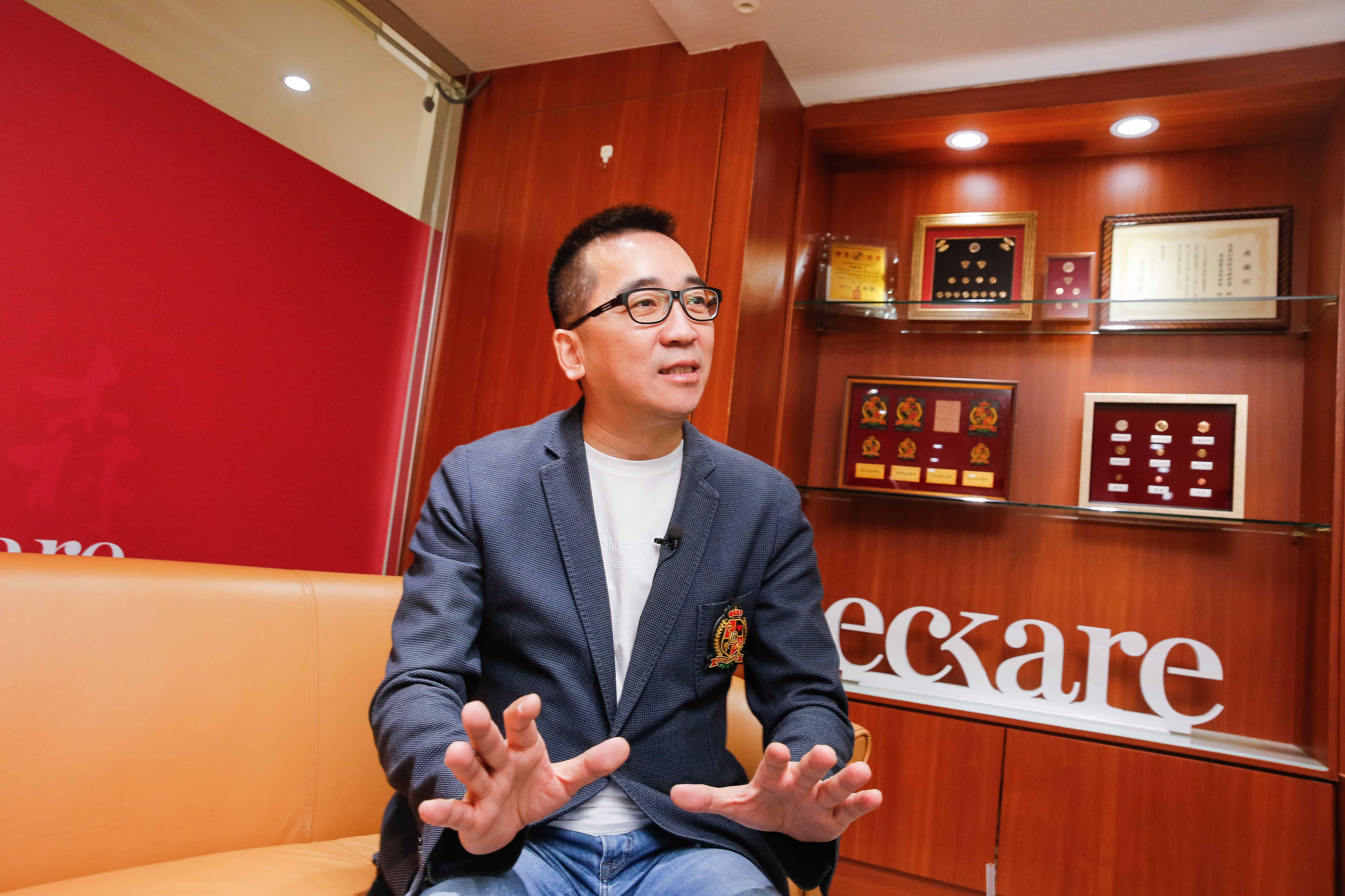 王令麟找來王世均組成「大健康體系直銷團隊」，陸續吸收沈玉琳、楊光友、趙永馨、江彬等資深藝人加入直銷團隊。