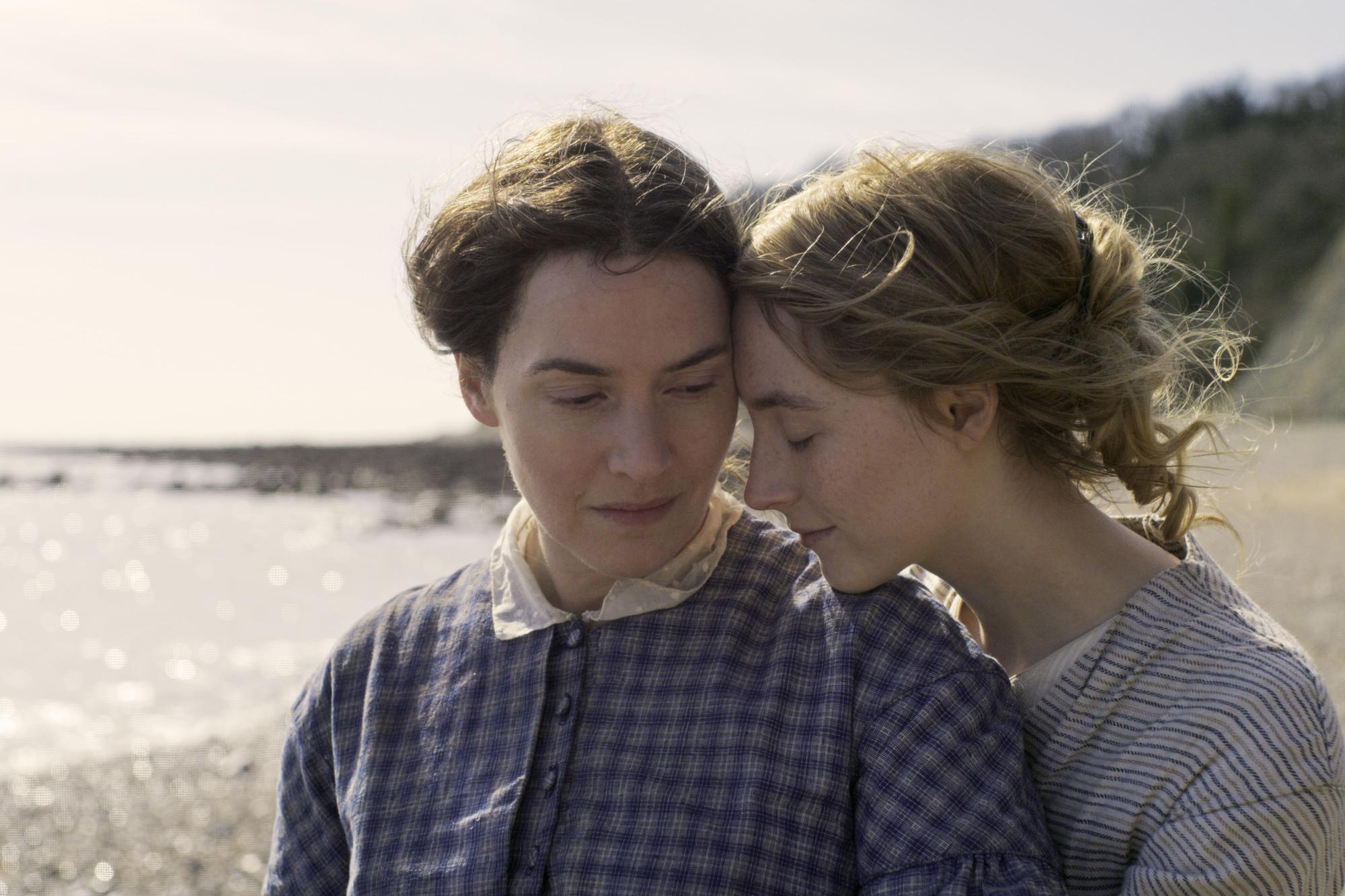 凱特溫斯蕾（左）與瑟夏羅南在《默愛》演出發生在19世紀的女女戀。（索尼影業提供）