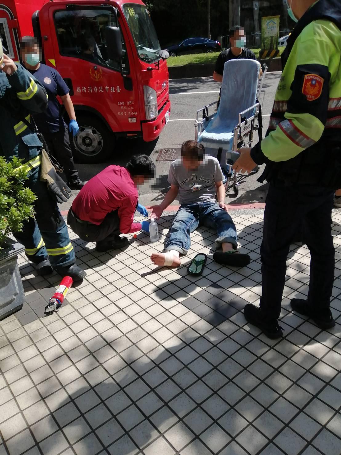 陳情男子自淋汽油遭制止後送醫。(立委高嘉瑜研究室提供)