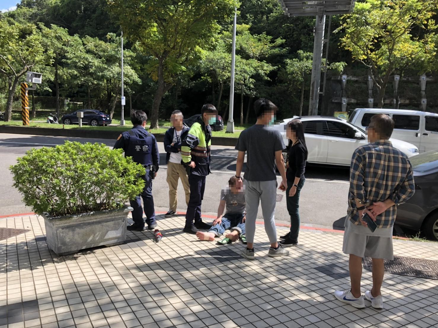 今天中午一對男女陳情人到高嘉瑜服務處陳情,男子(坐在地上者)竟淋汽油欲自焚遭制止。(立委高嘉瑜研究室提供)