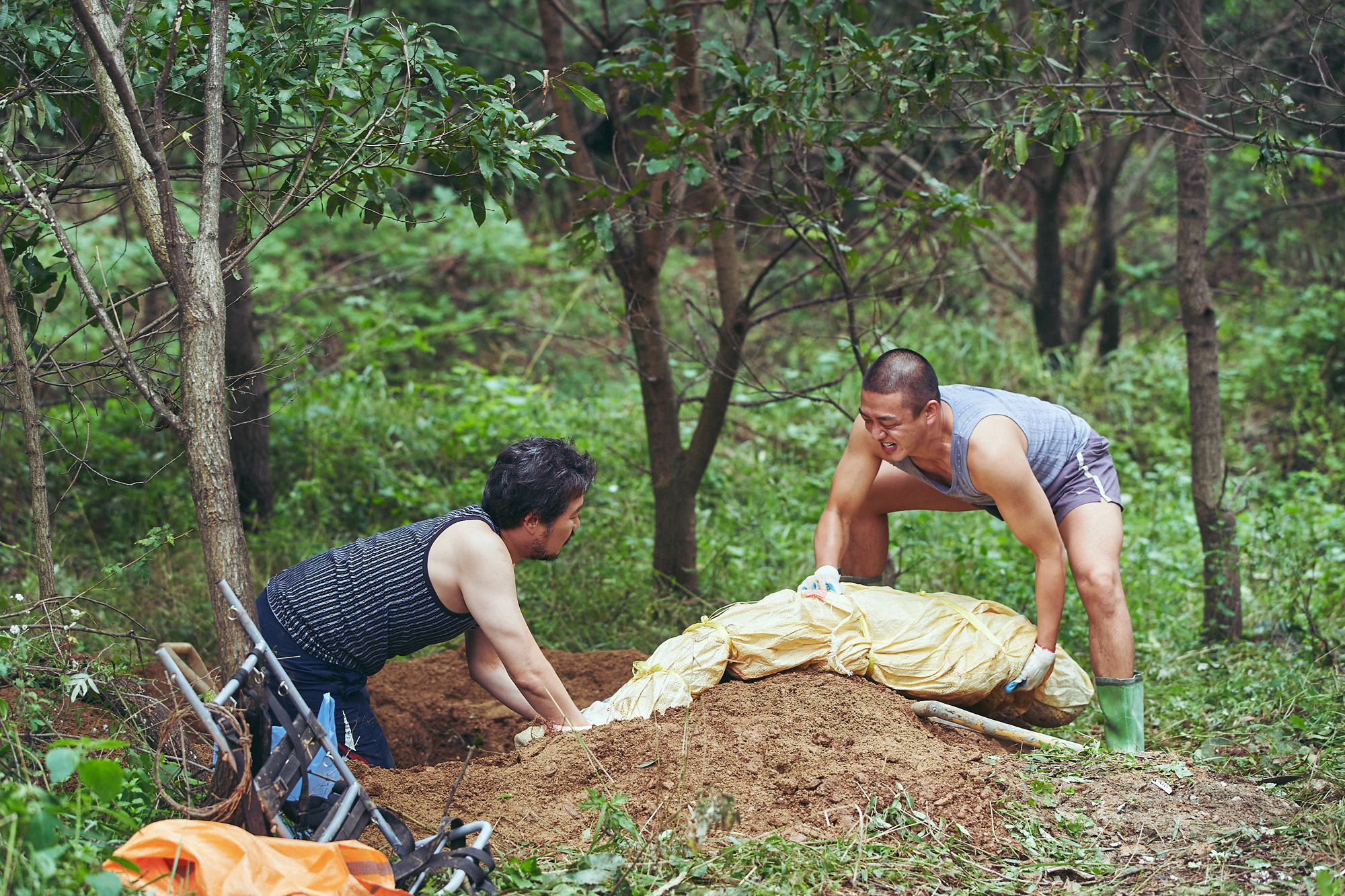 劉亞仁（右）為戲增肥15公斤，與劉宰明在新片《收屍人》中專替人收屍。（車庫娛樂提供）