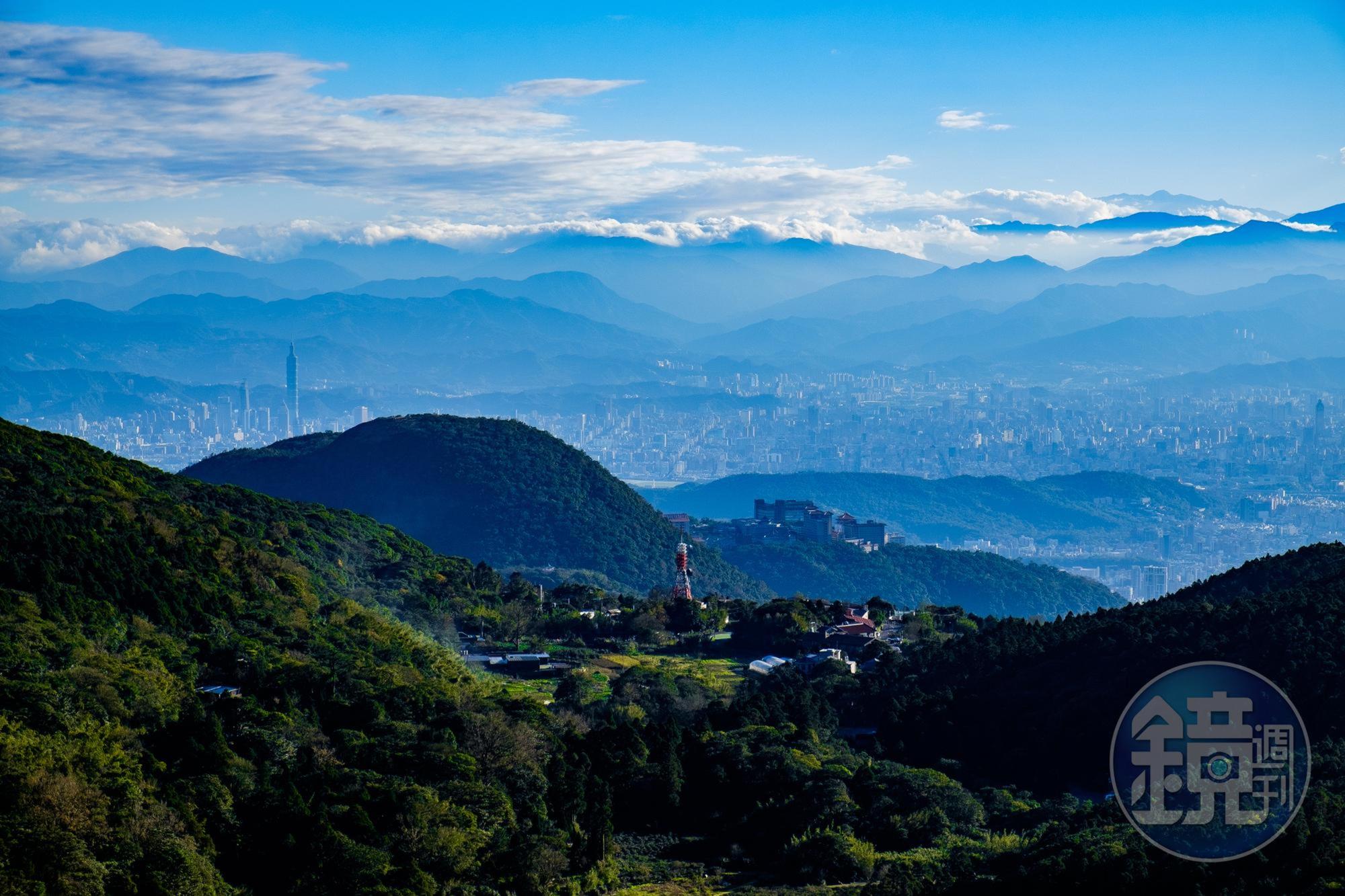 沿著路途往上走,天氣好時可以看到相當清澈的台北盆地景觀。