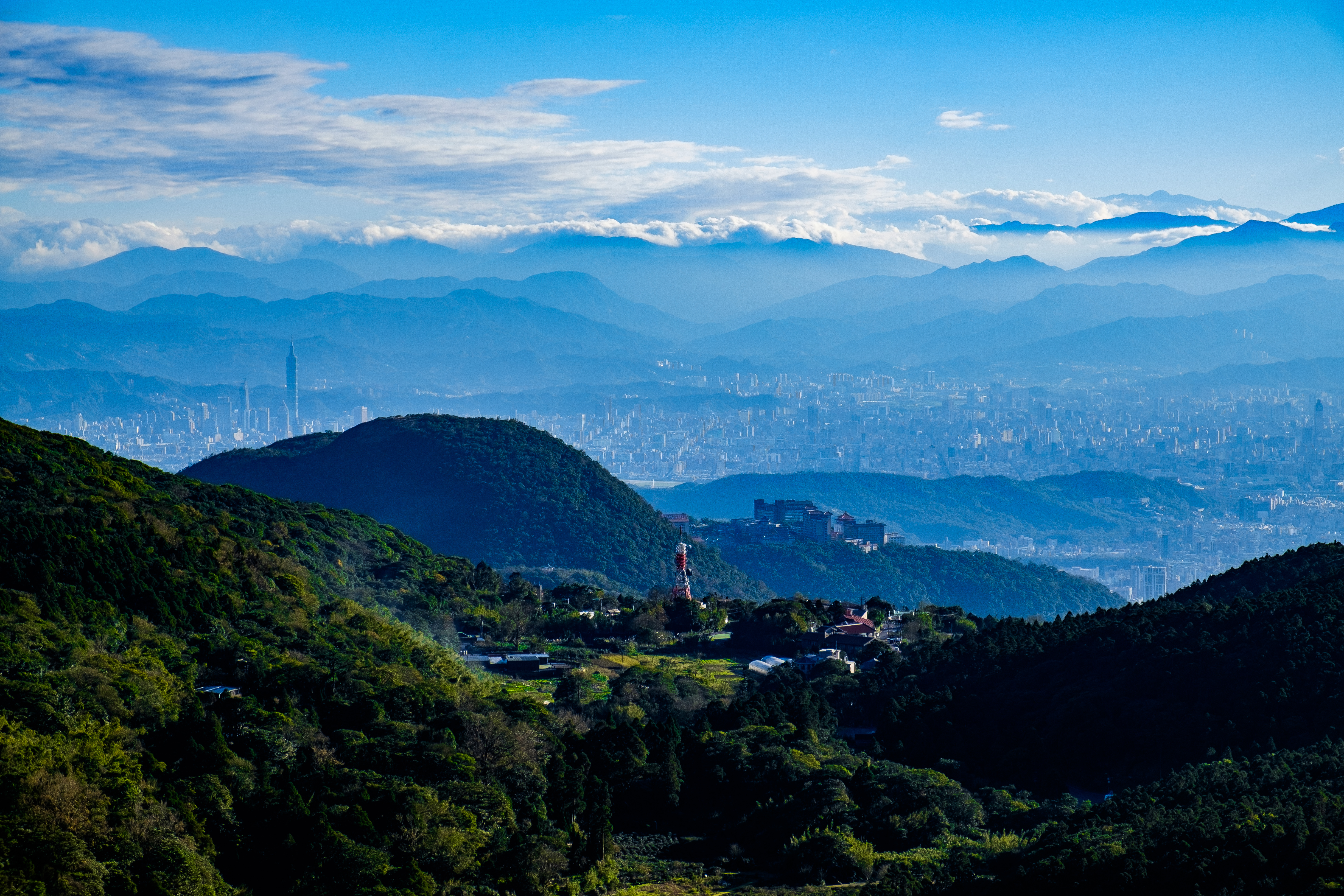 沿著路途往上走，天氣好時可以看到相當清澈的台北盆地景觀。