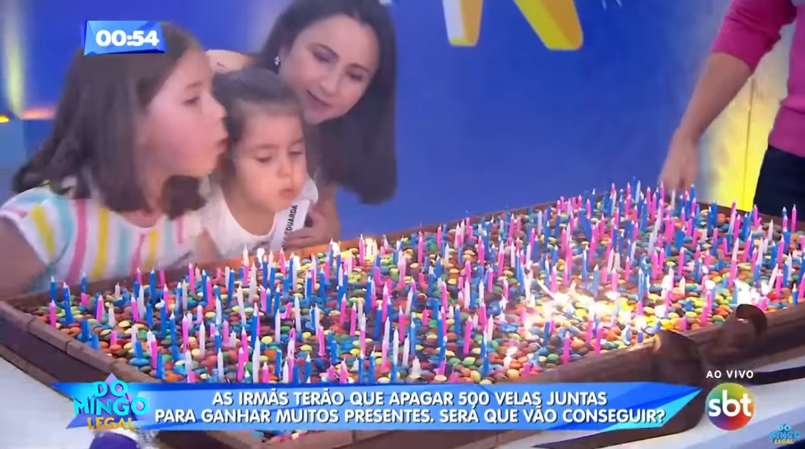 愛吹蠟燭的姊妹這次不用搶啦！上節目要一起合力吹完500根蠟燭才能獲得獎品。（翻攝自Domingo Legal YouTube）