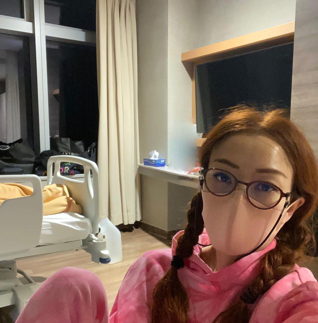 陪病的鄭秀文隨便紮了2條辮子,因為照顧病人很辛苦因此滿臉的疲憊。(翻攝自鄭秀文臉書)