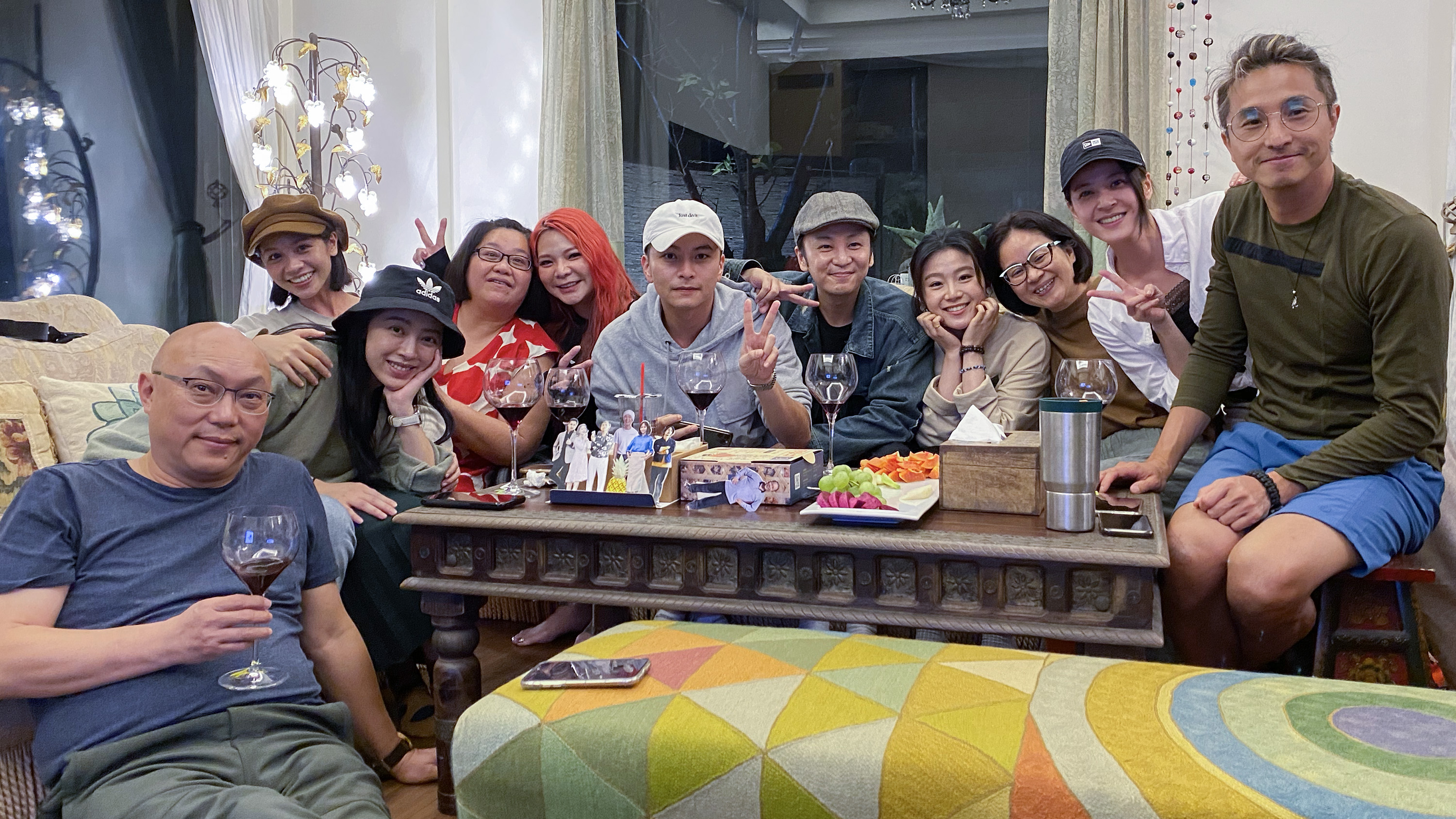 導演鄧安寧（左起）、林筳諭、黃姵嘉、鍾欣凌、張可昀、楊銘威、張書偉、楊小黎、陳慧玲、蘇晏霈、王少偉齊聚直播看《我的婆婆怎麼那麼可愛》大結局。（公視提供）