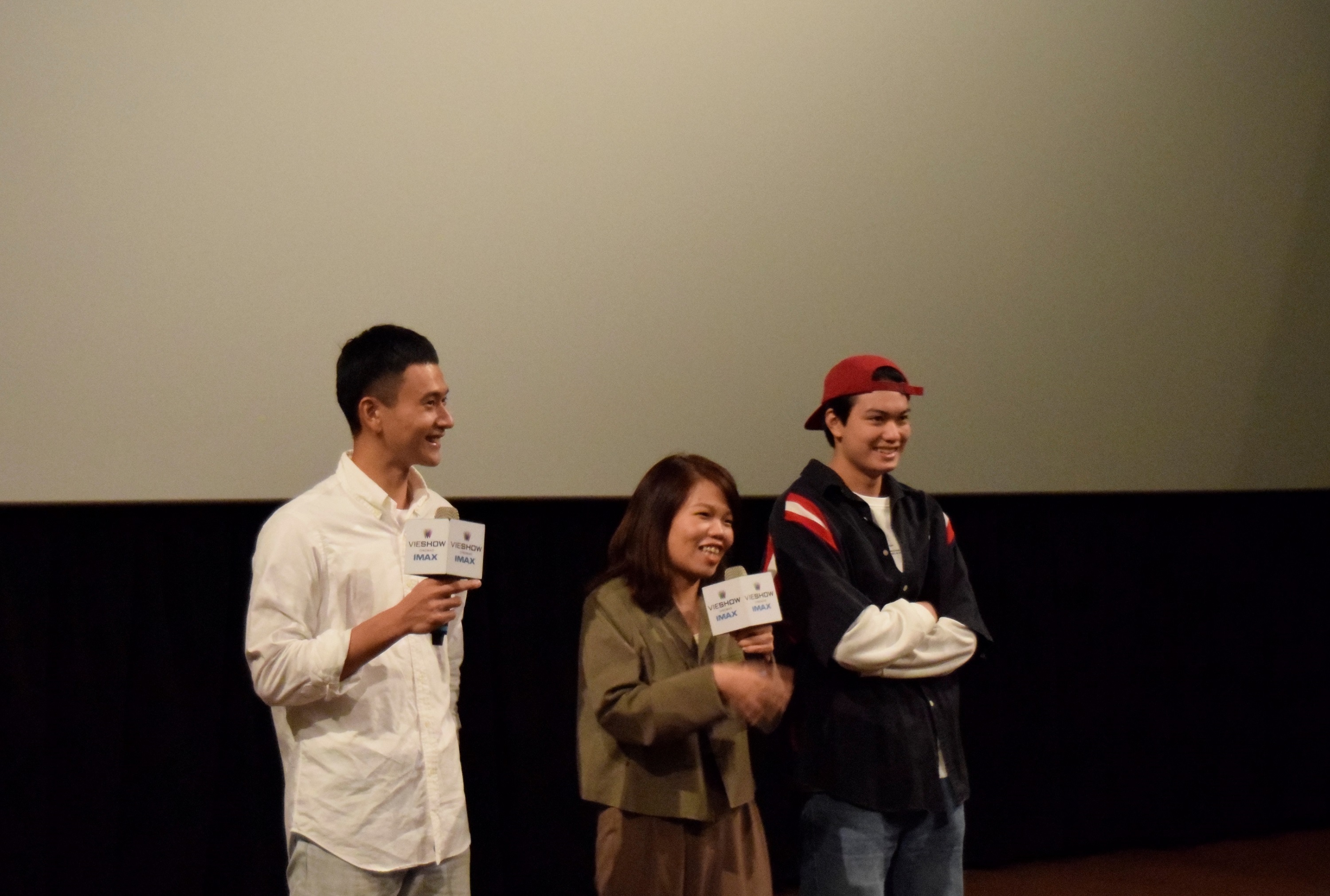 導演柯貞年(中)、演員劉冠廷與劉子銓勤跑映後座談,為電影催票。(CATCHPLAY提供)