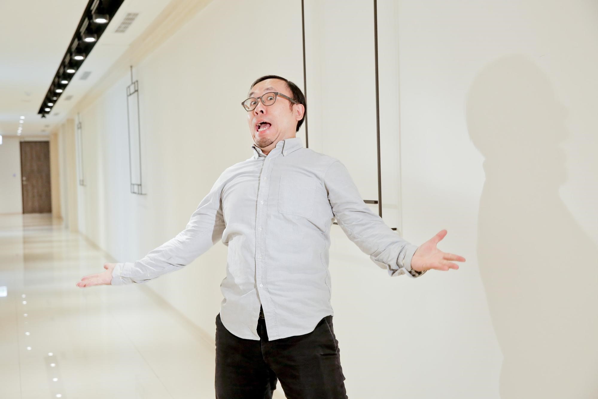 阿達認為，服務業可接觸人群，喜劇表演的初學者若要打工是不錯的選擇。