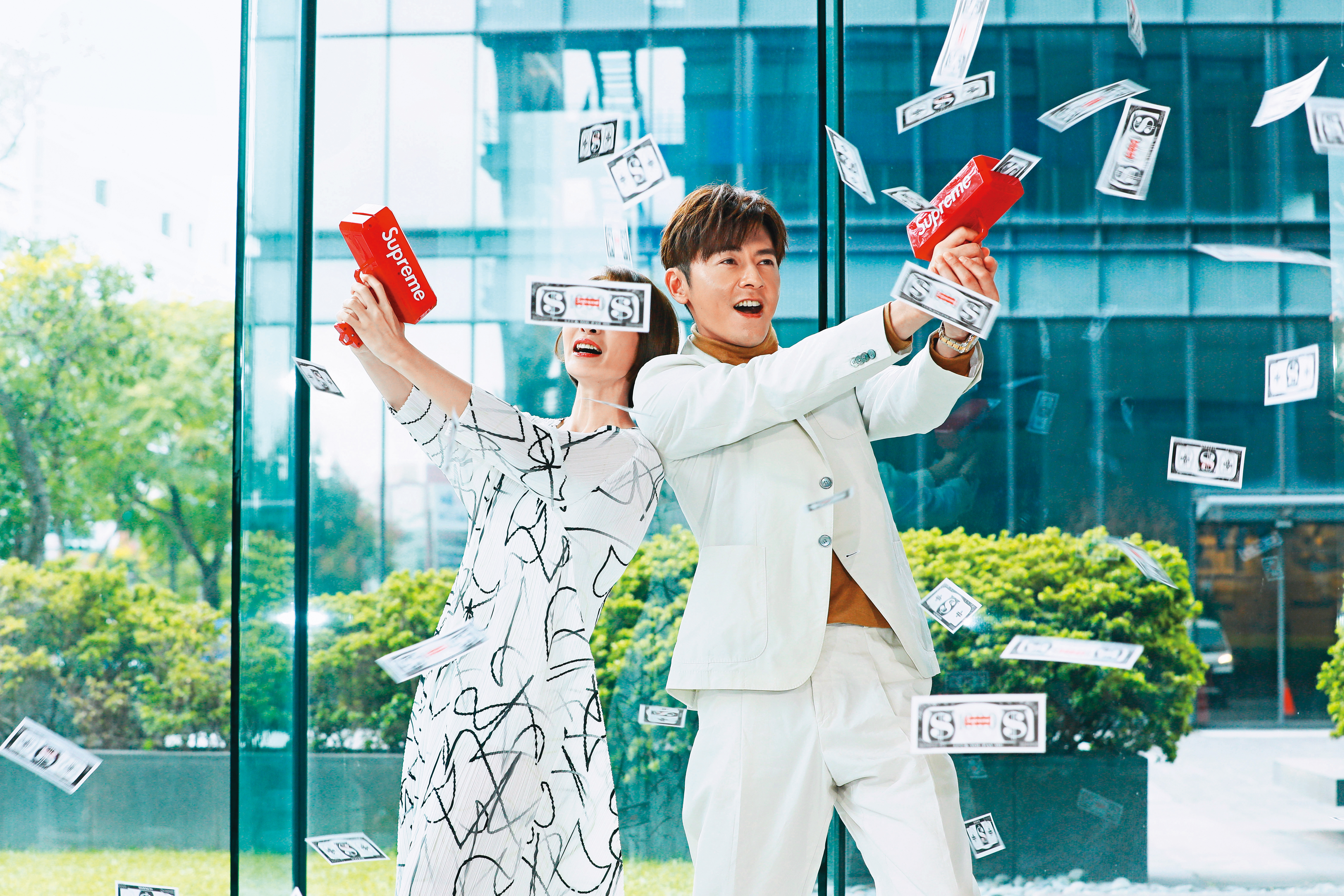 李國毅（右）接下三立華劇八點檔《廢材闖天關》，飾演一位落難財神爺，與李亦捷（左）搭配演出。