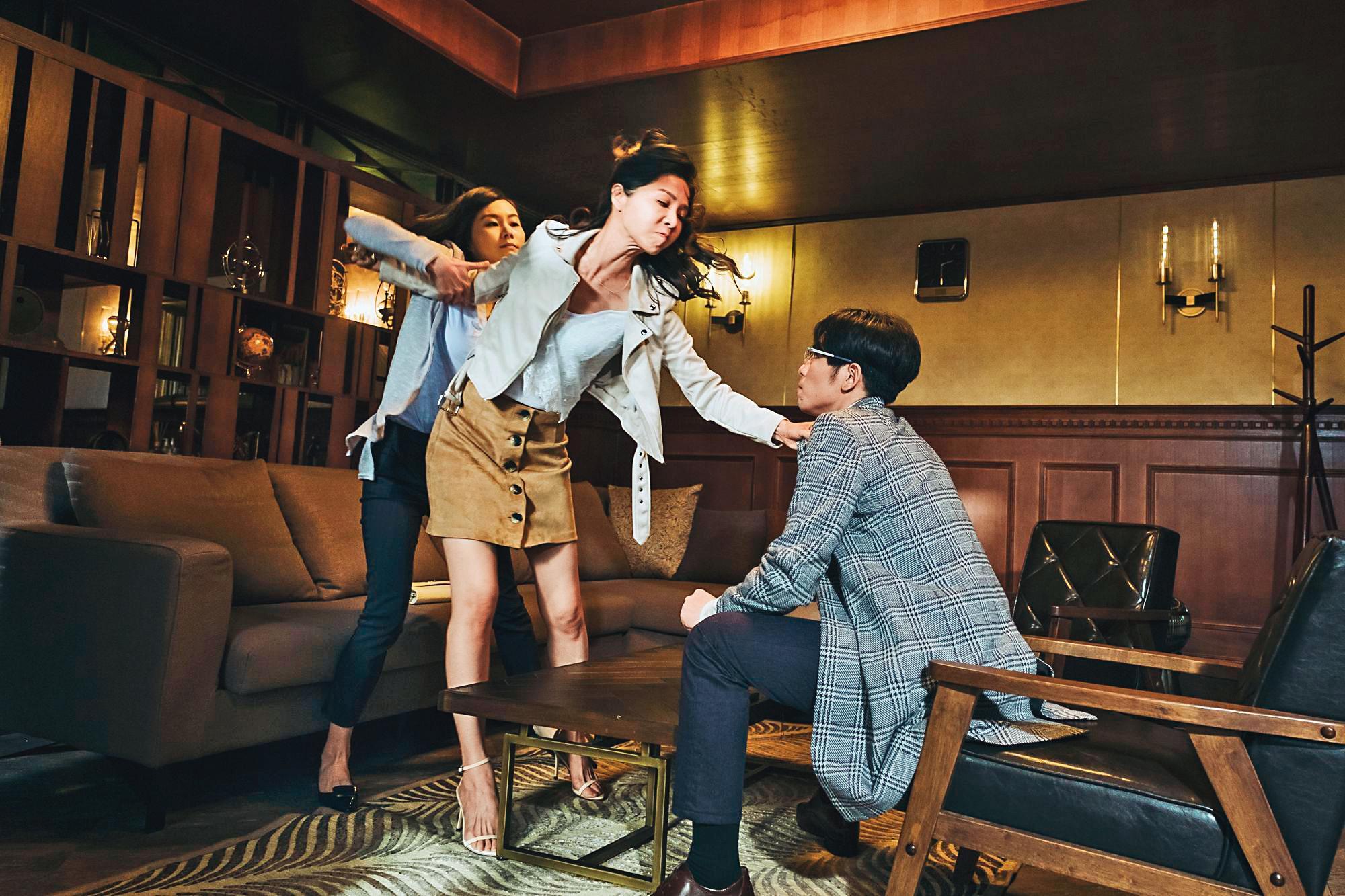 謝盈萱(中)去年與蕭敬騰(右)合作《魂囚西門》,飾演被黑道鬼魂附身的女人,在戲中有許多飆髒話及打架的場面。(公視提供)