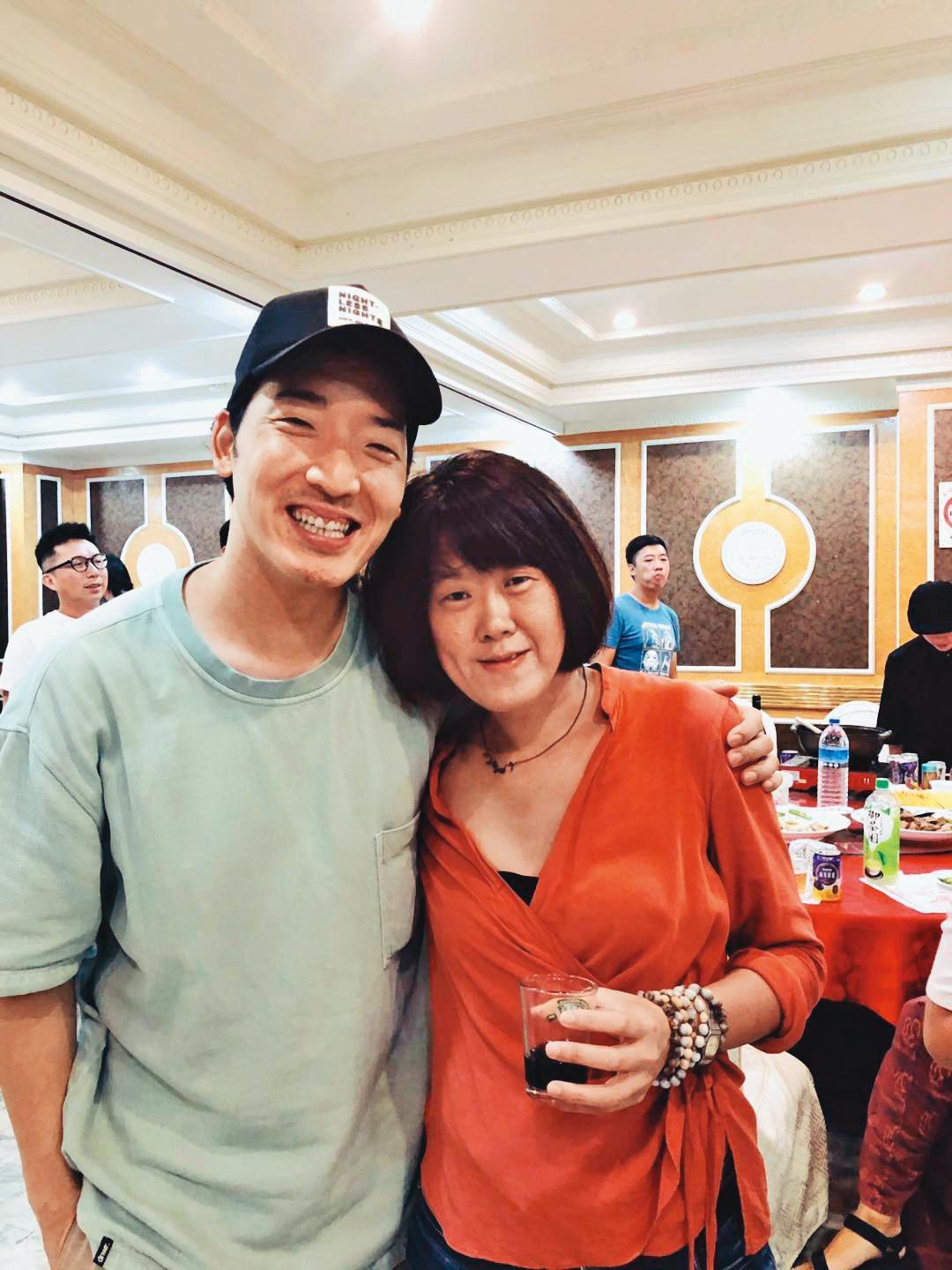 在《四樓的天堂》殺青宴上,演員許時豪(左)抓著不同藝人合照,其中與導演陳芯宜的合照放上社交網站。(翻攝自許時豪臉書)