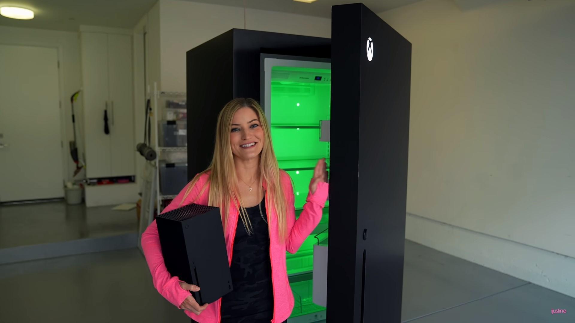 回應網友調侃，微軟特別打造出3台XSX主機造型的冰箱。（翻攝自iJustine YouTube頻道）