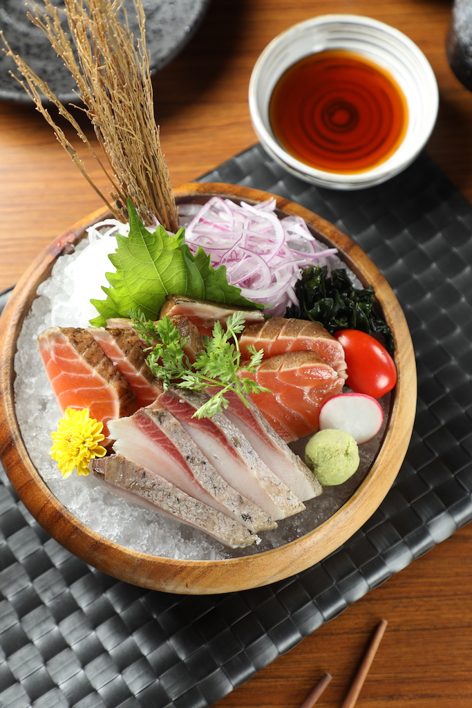 「鮭魚稻草燒特盛」魚肉肥潤，煙燻氣味濃郁。（700元／份）