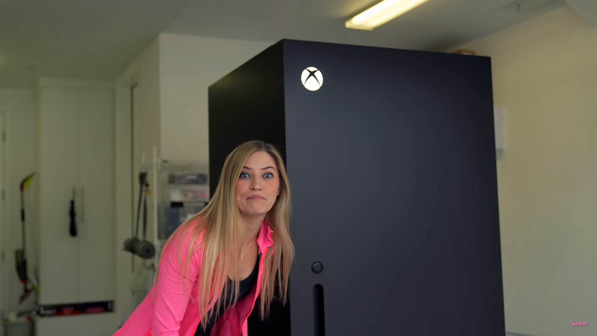 插電後，冰箱左上方的Xbox標誌會發出白光。（翻攝自iJustine YouTube頻道）