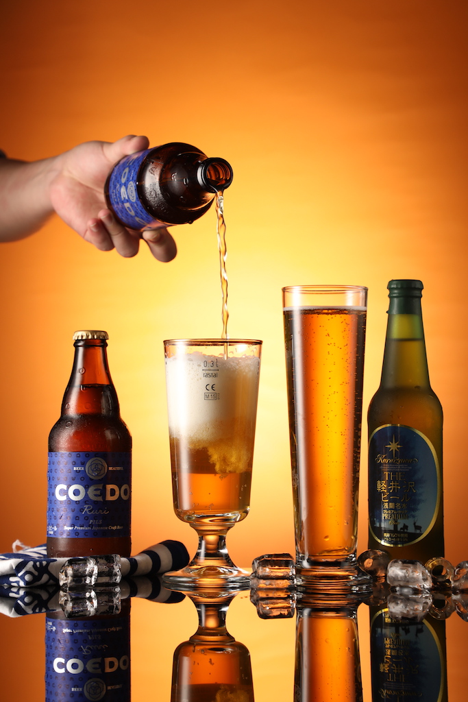 淡拉格系列的「COEDO琉璃」（左，230元／瓶）酒花香氣明顯，清爽易飲；「輕井澤premium lager」（右，275元／瓶）俐落冷冽，麥芽風味鮮明。
