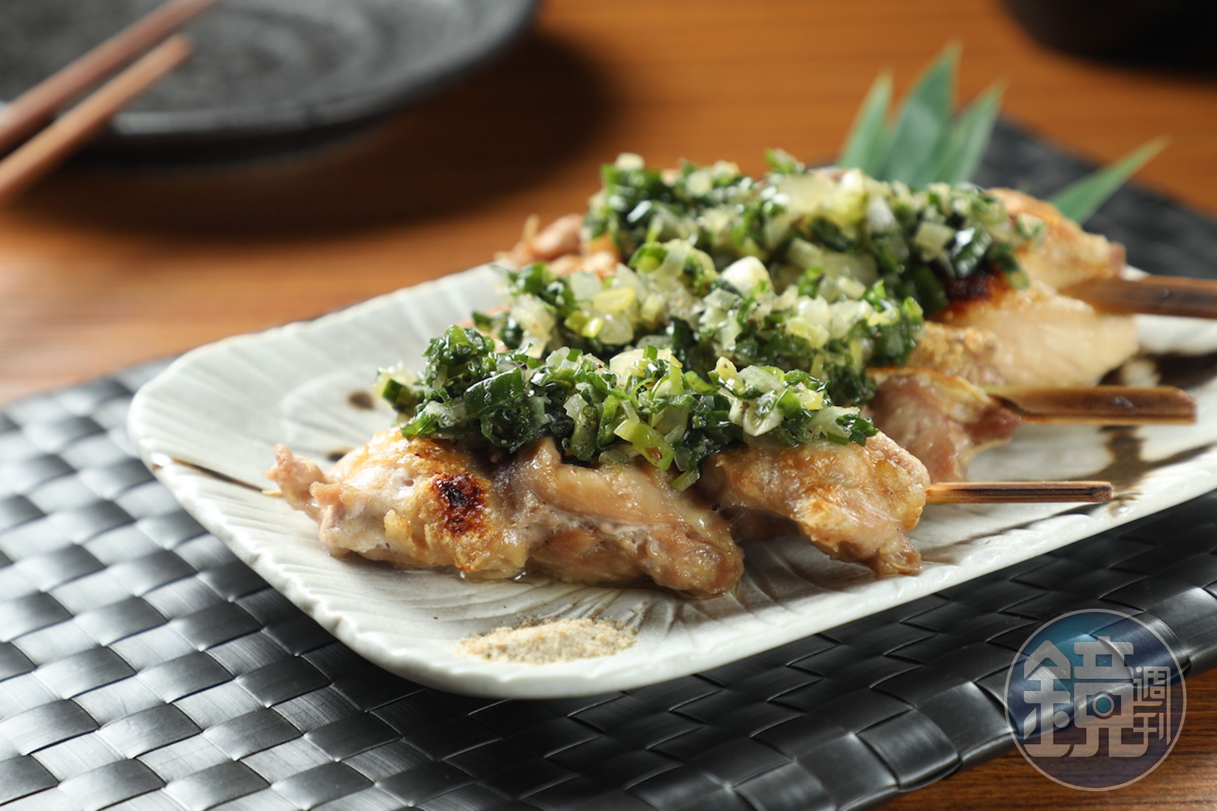加上蔥鹽醬的「蔥鹽雞肉串」，鹹潤惹味。（220元／份）