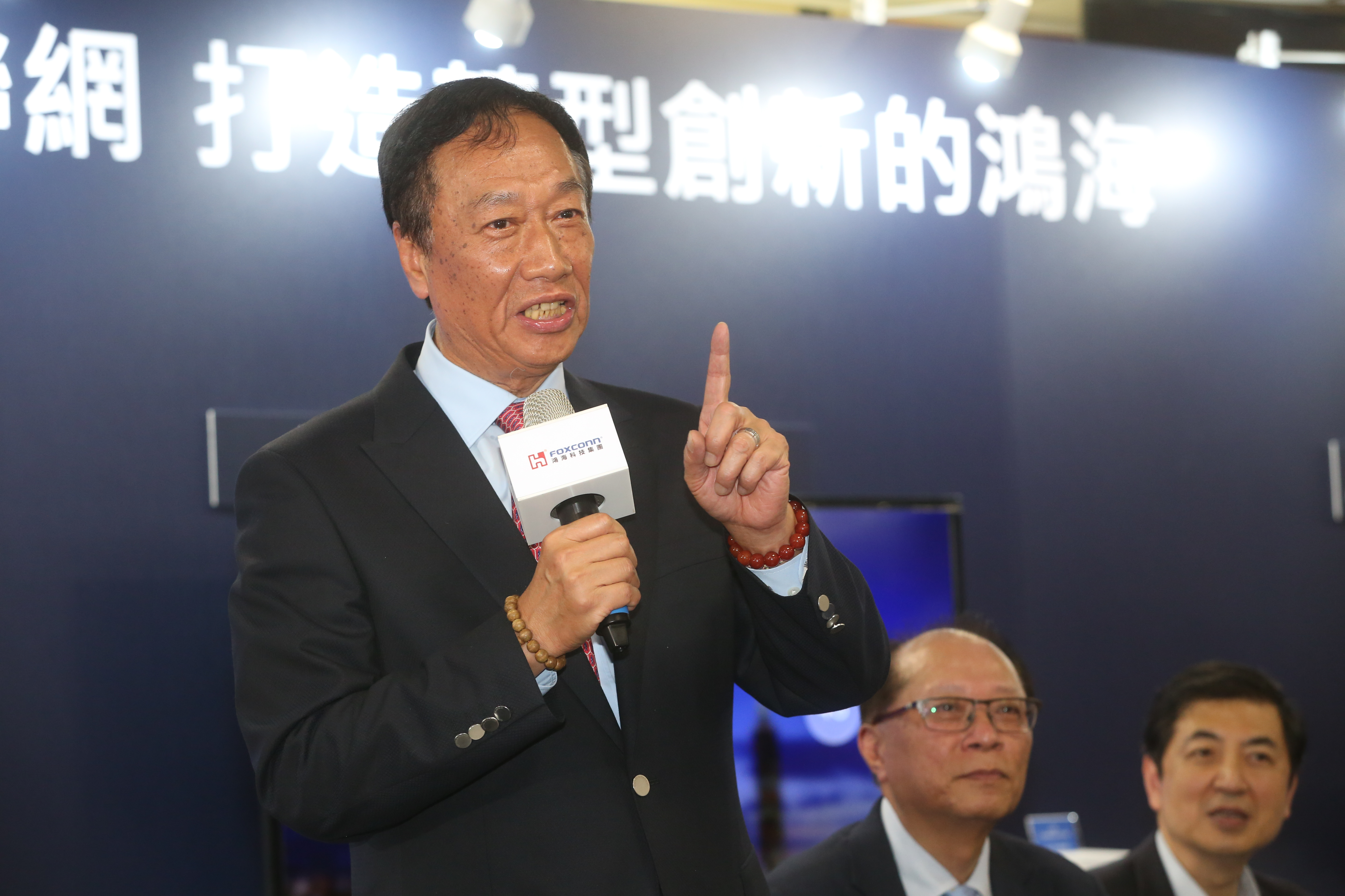 韓國的三星電子是鴻海創辦人郭台銘最痛恨的敵手，在記憶體和手機領域也讓台灣廠商受傷慘重。