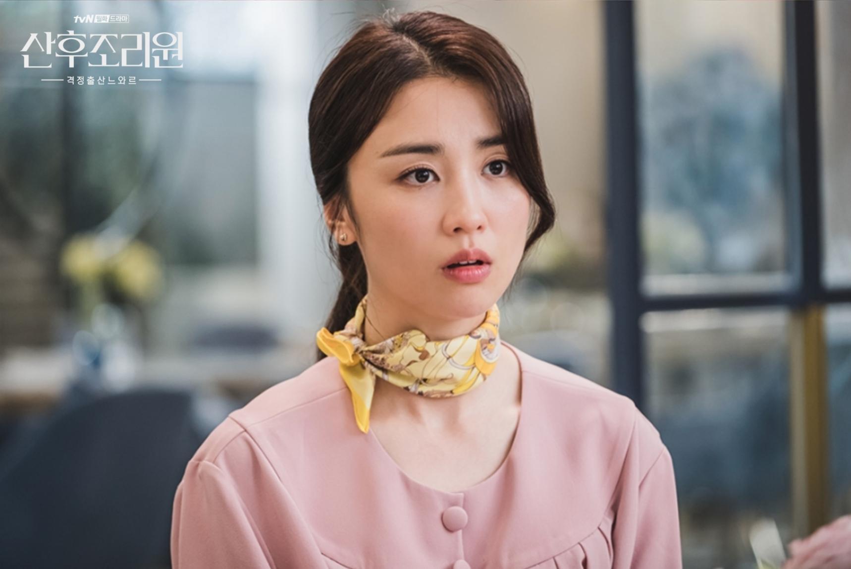 女星朴河宣於《產後調理院》飾演「產婦界李英愛」,她還自費添購行頭。(翻攝tving網站)