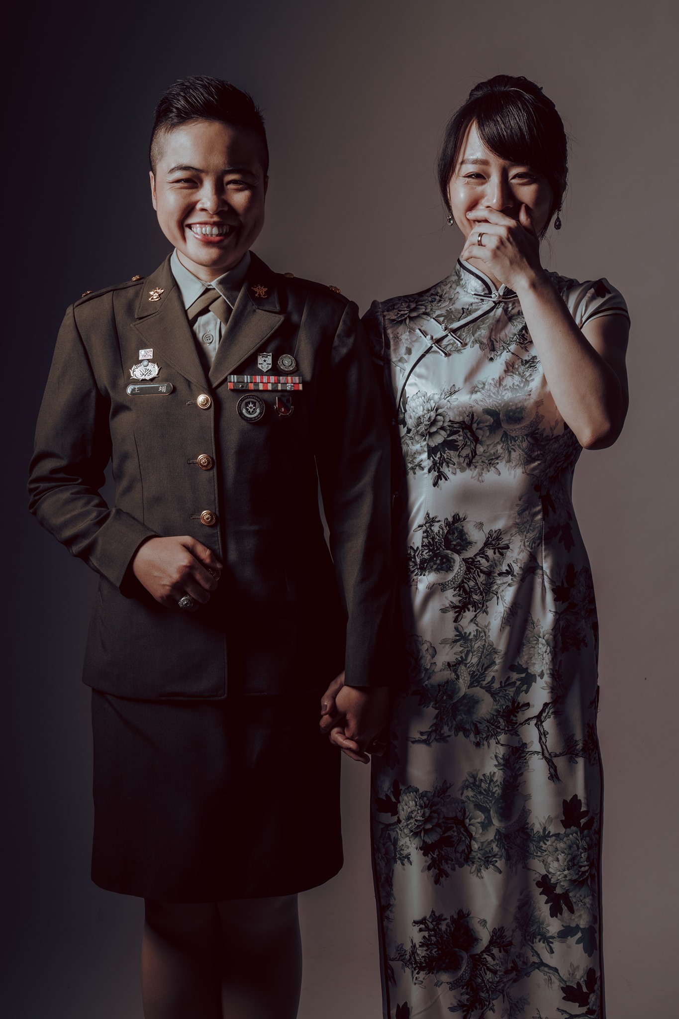 今年有2對同志新人共襄盛舉，這也是首次有同性伴侶參與國軍聯合婚禮。（翻攝自中華民國陸軍臉書）