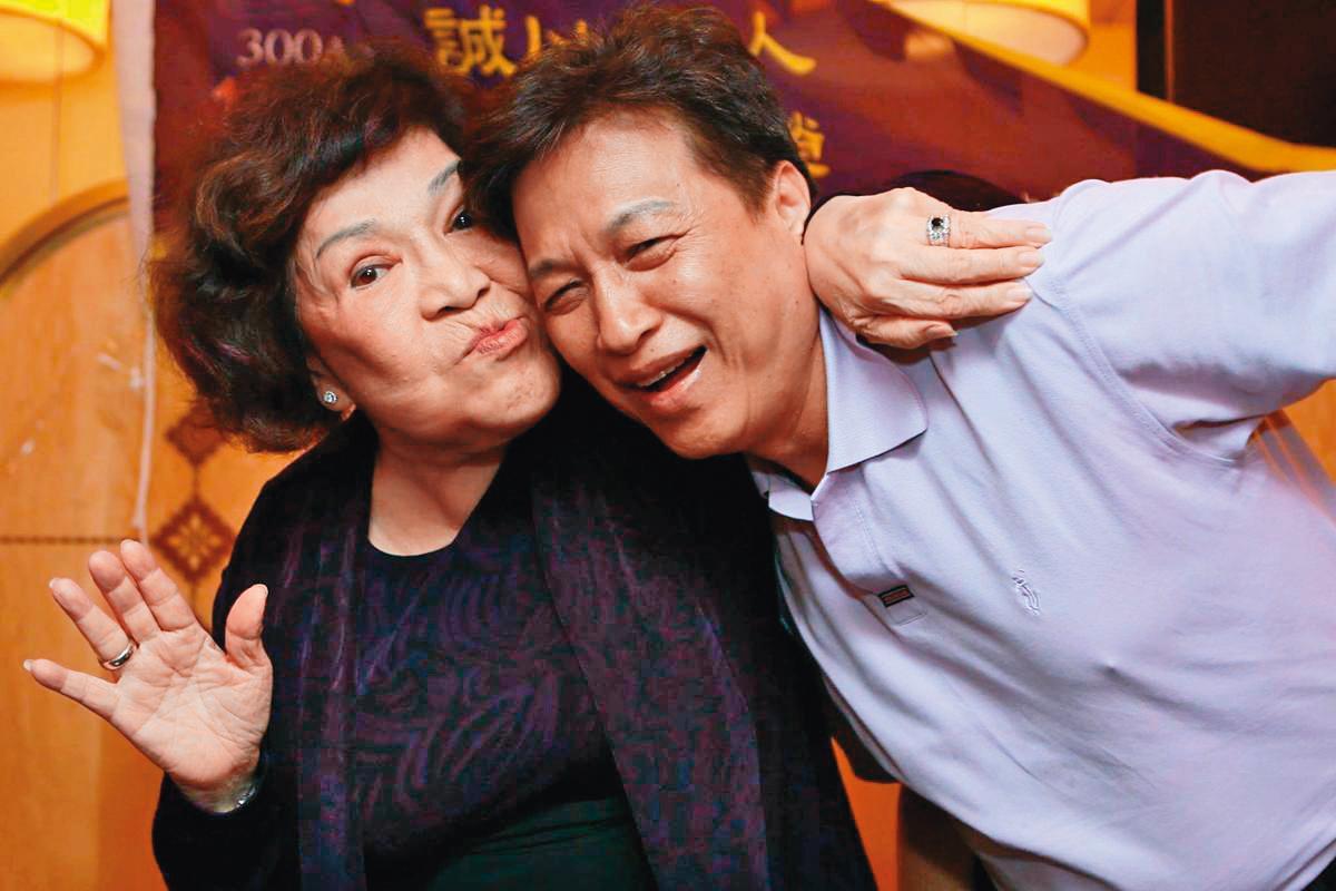 阿姑周遊(左)。(翻攝自李朝永臉書)