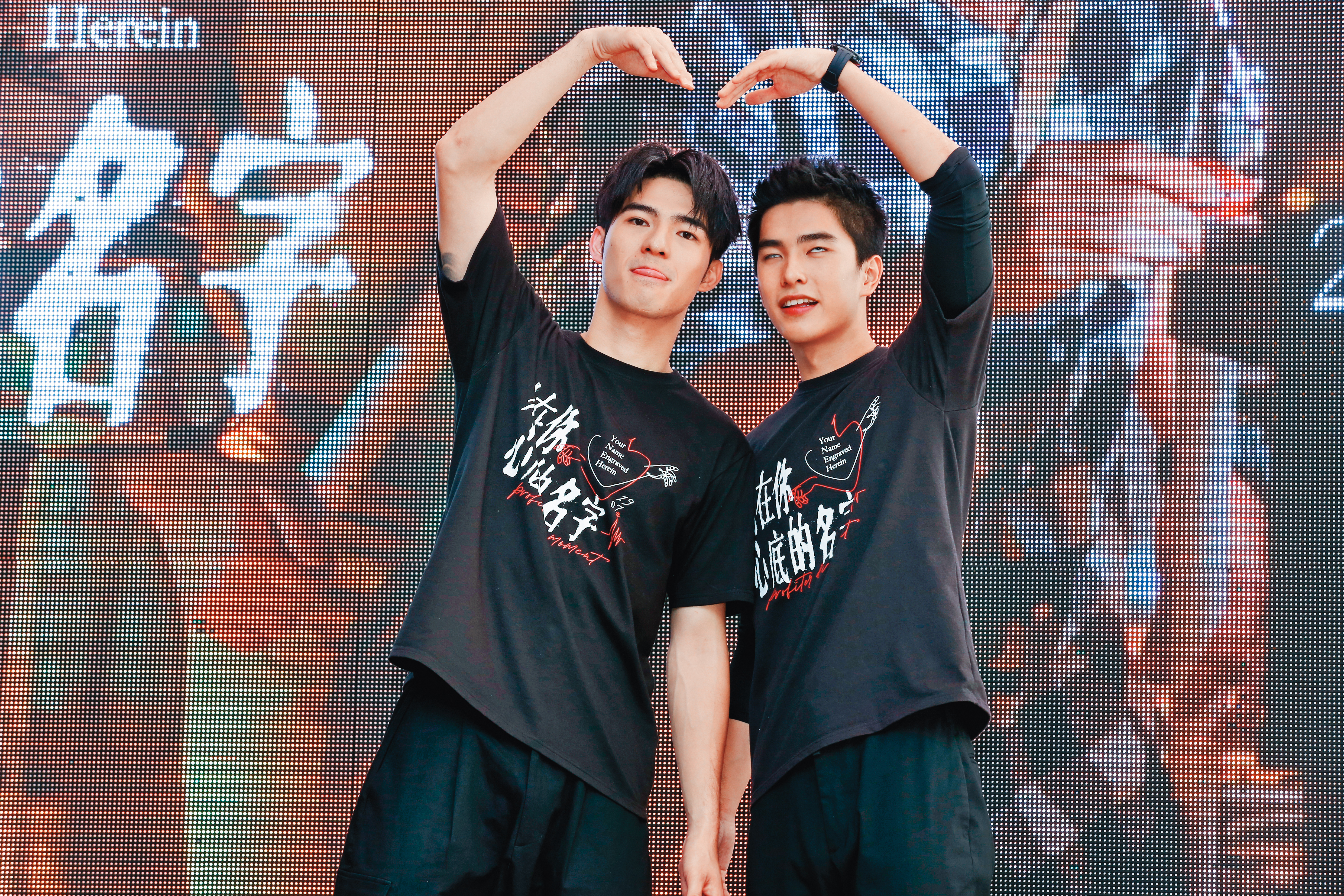 陳昊森（左）、曾敬驊（右）CP合體謝票比愛心，但曾敬驊翻了個大白眼是……？