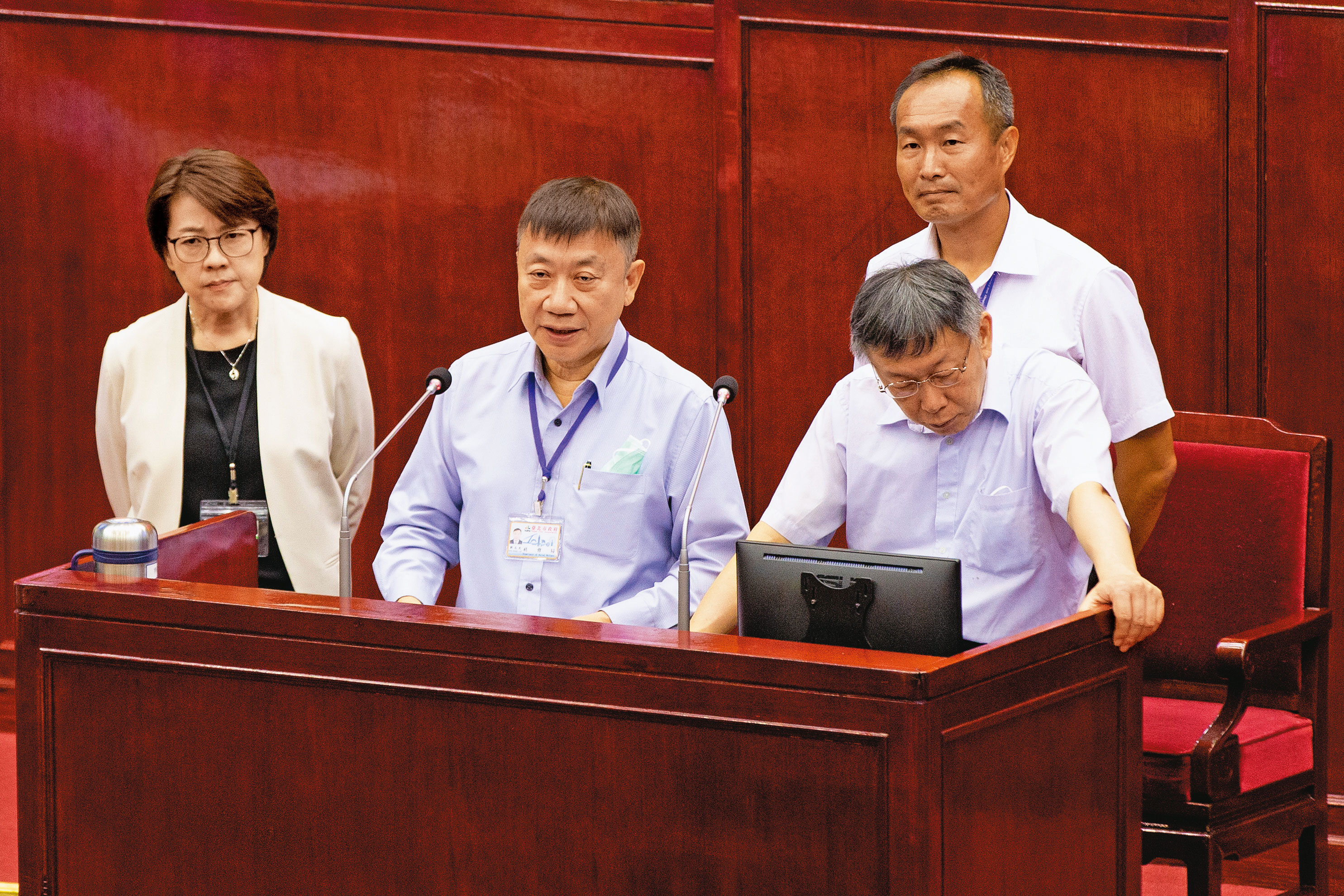 台北市體育局長李再立（後排右）曾被藍綠議員指控，涉嫌替廠商開方便之門。