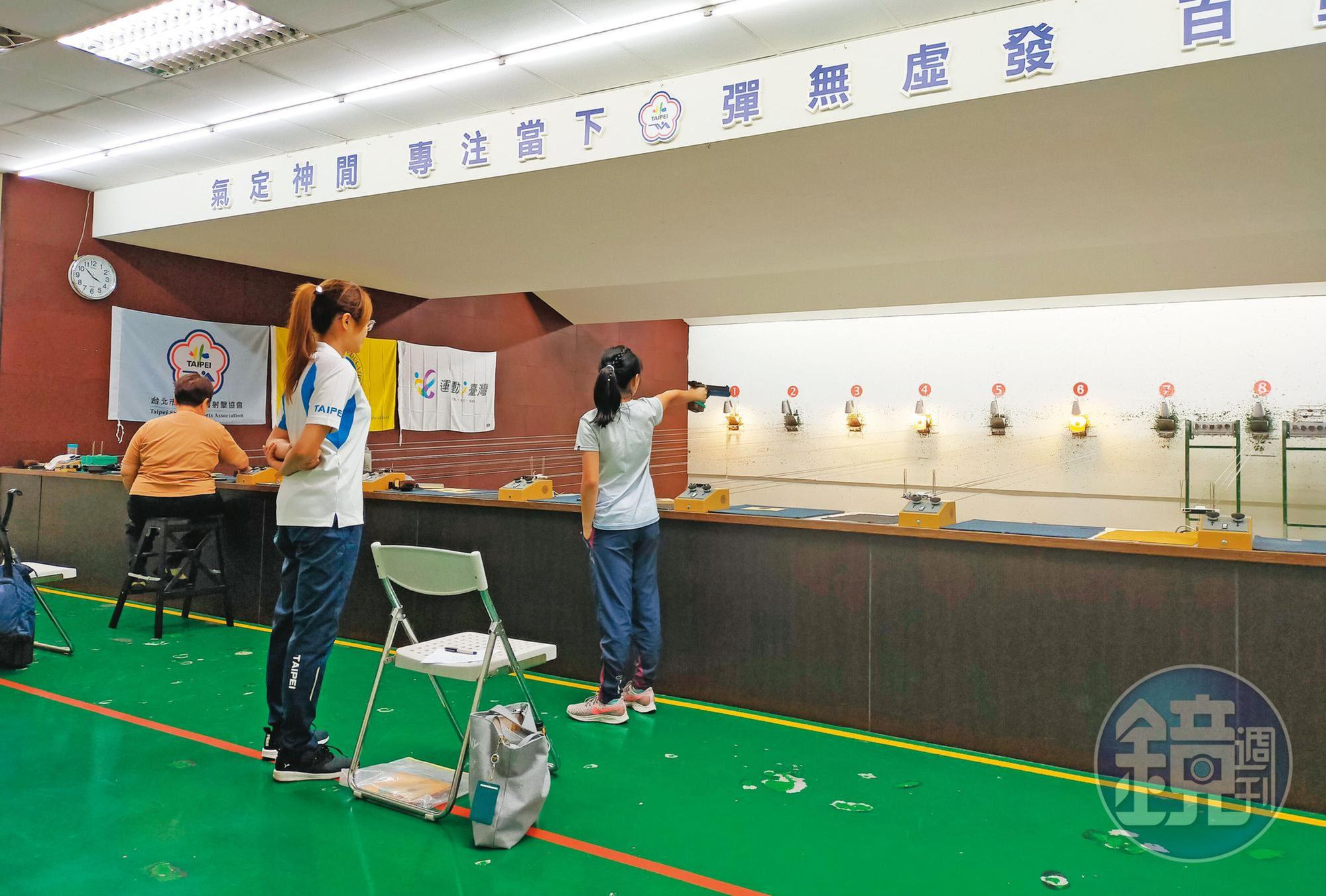 中央體育署核准改善文山運動中心的射擊場地,但李再立卻不願配合,還奚落北市選手的射擊成績。