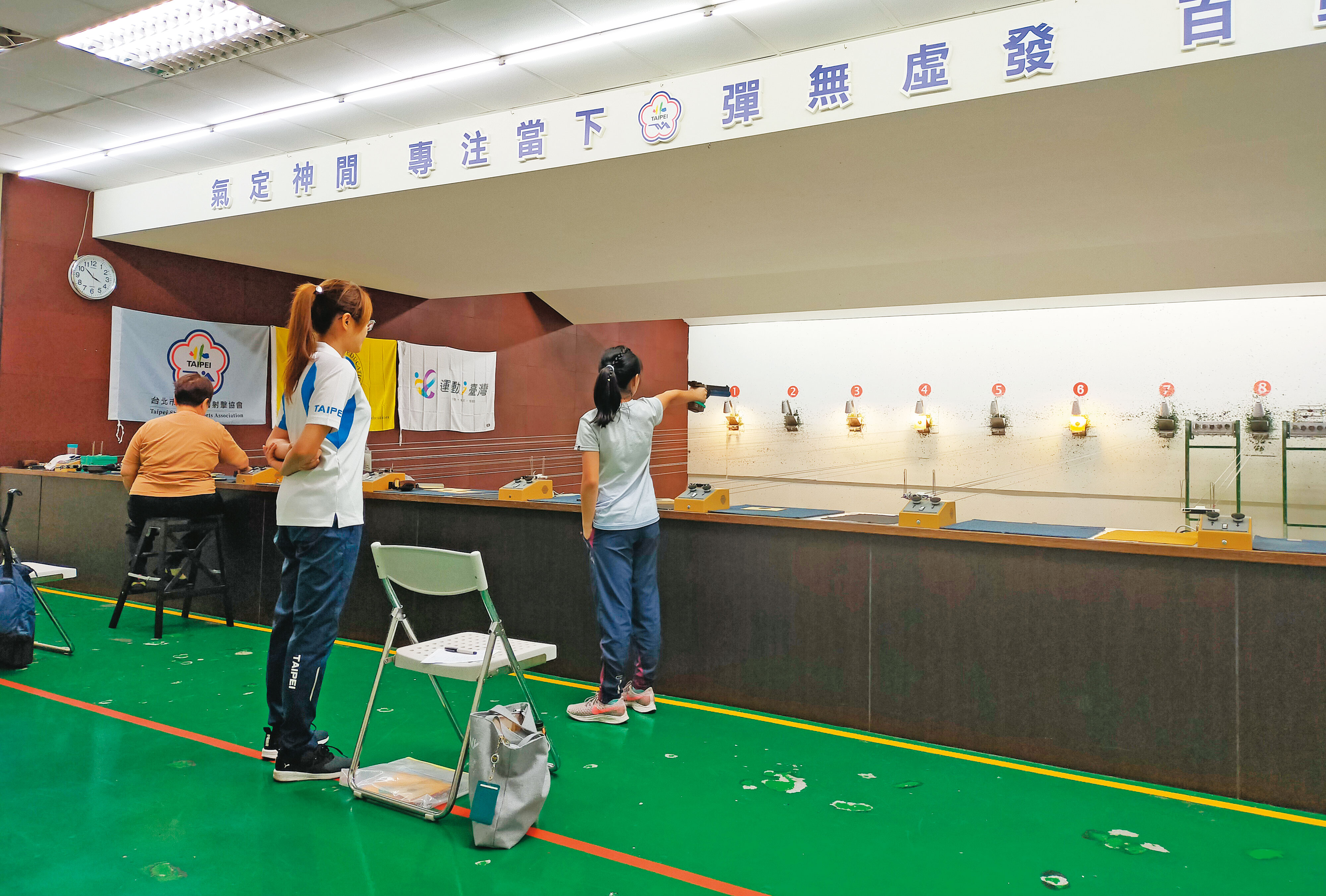 中央體育署核准改善文山運動中心的射擊場地，但李再立卻不願配合，還奚落北市選手的射擊成績。