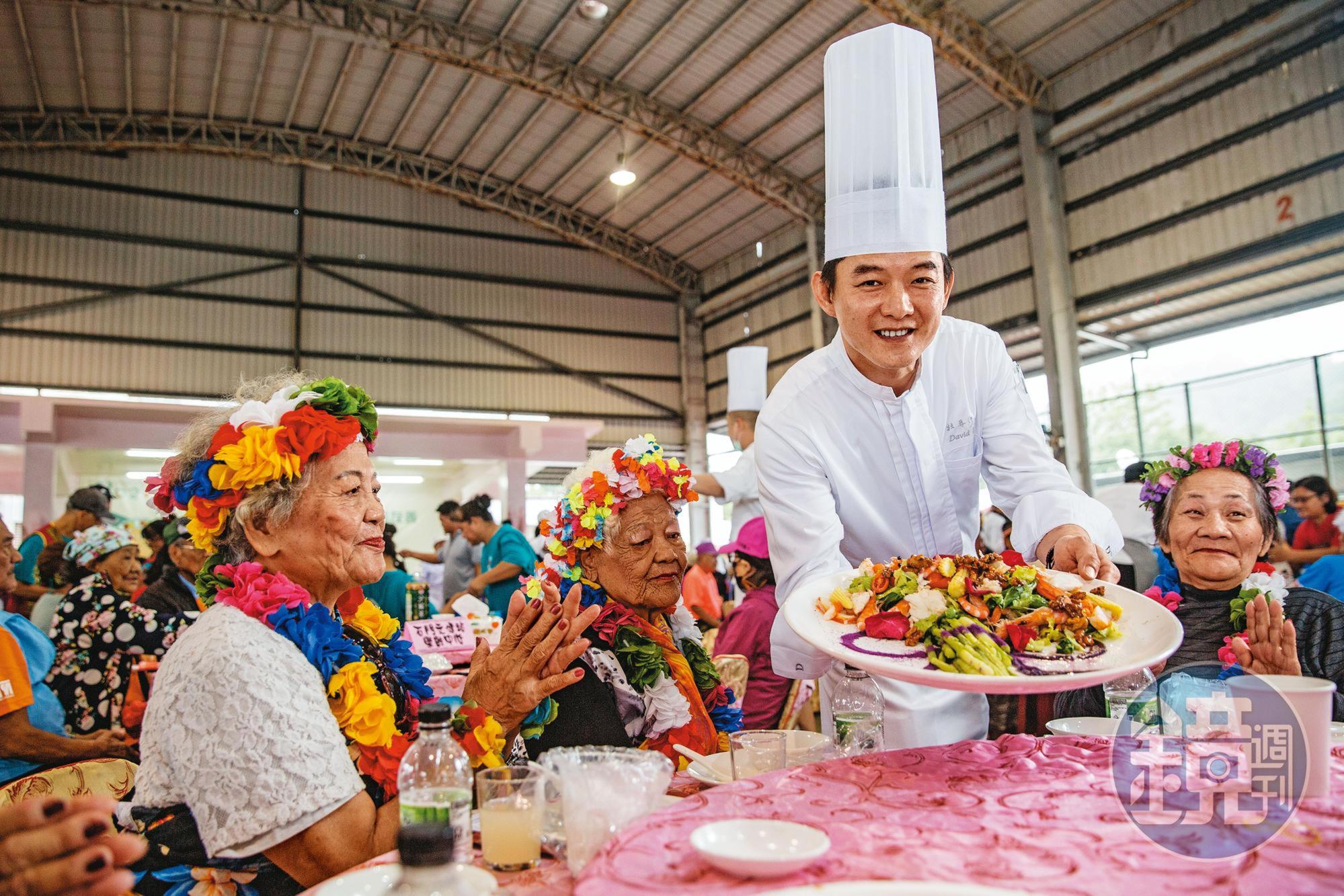 李建德(右二)動員全台近70位飯店主廚,在上週九九重陽節前夕,替屏東牡丹部落的耆老們,舉辦千歲宴義煮。