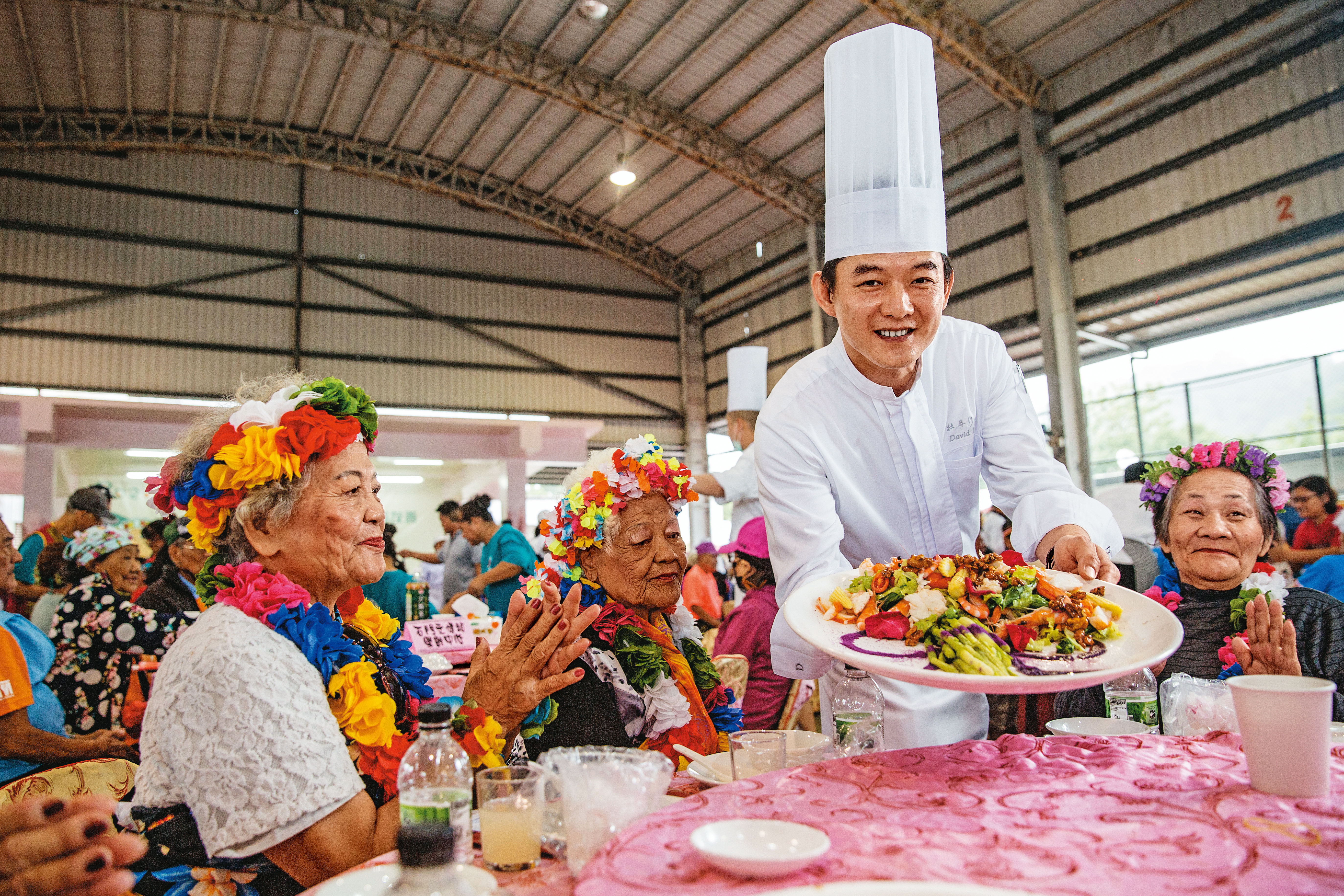 李建德（右二）動員全台近70位飯店主廚，在上週九九重陽節前夕，替屏東牡丹部落的耆老們，舉辦千歲宴義煮。