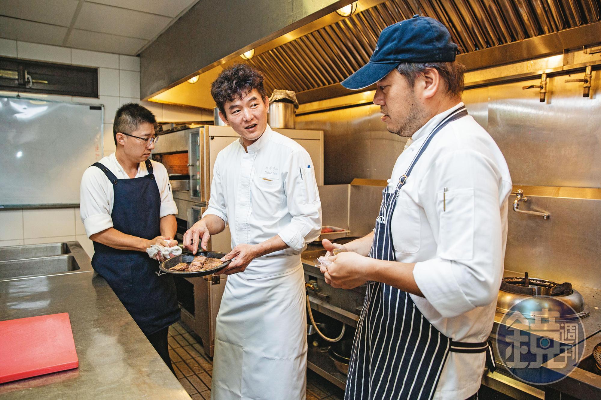 李建德(中)曾在墾丁悠活渡假村當二廚,一路歷練,現為牡丹灣Villa行政主廚。