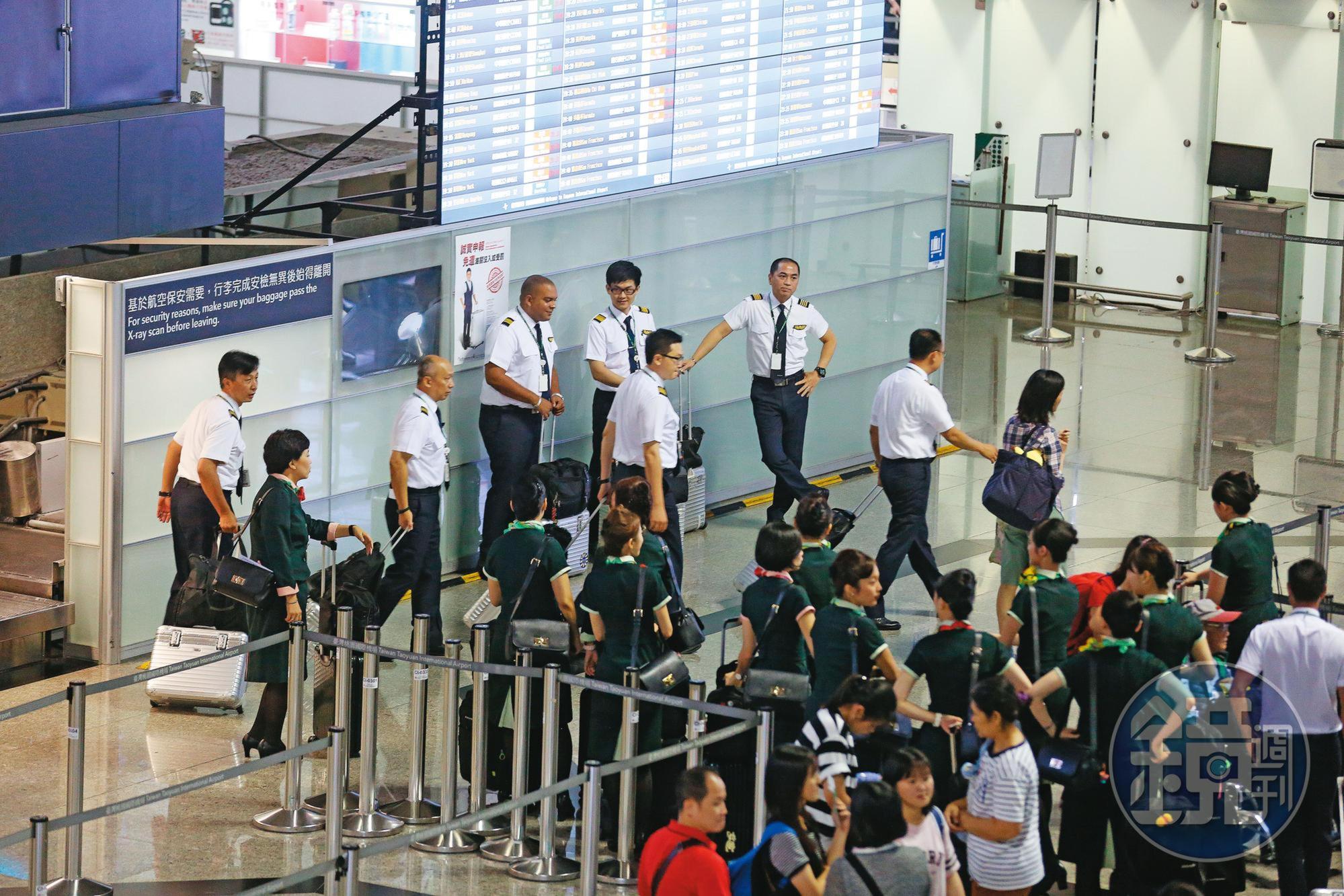 武漢肺炎重創航空業,不少機師面臨無班可飛或放無薪假窘境。(圖為示意畫面,非當事人)