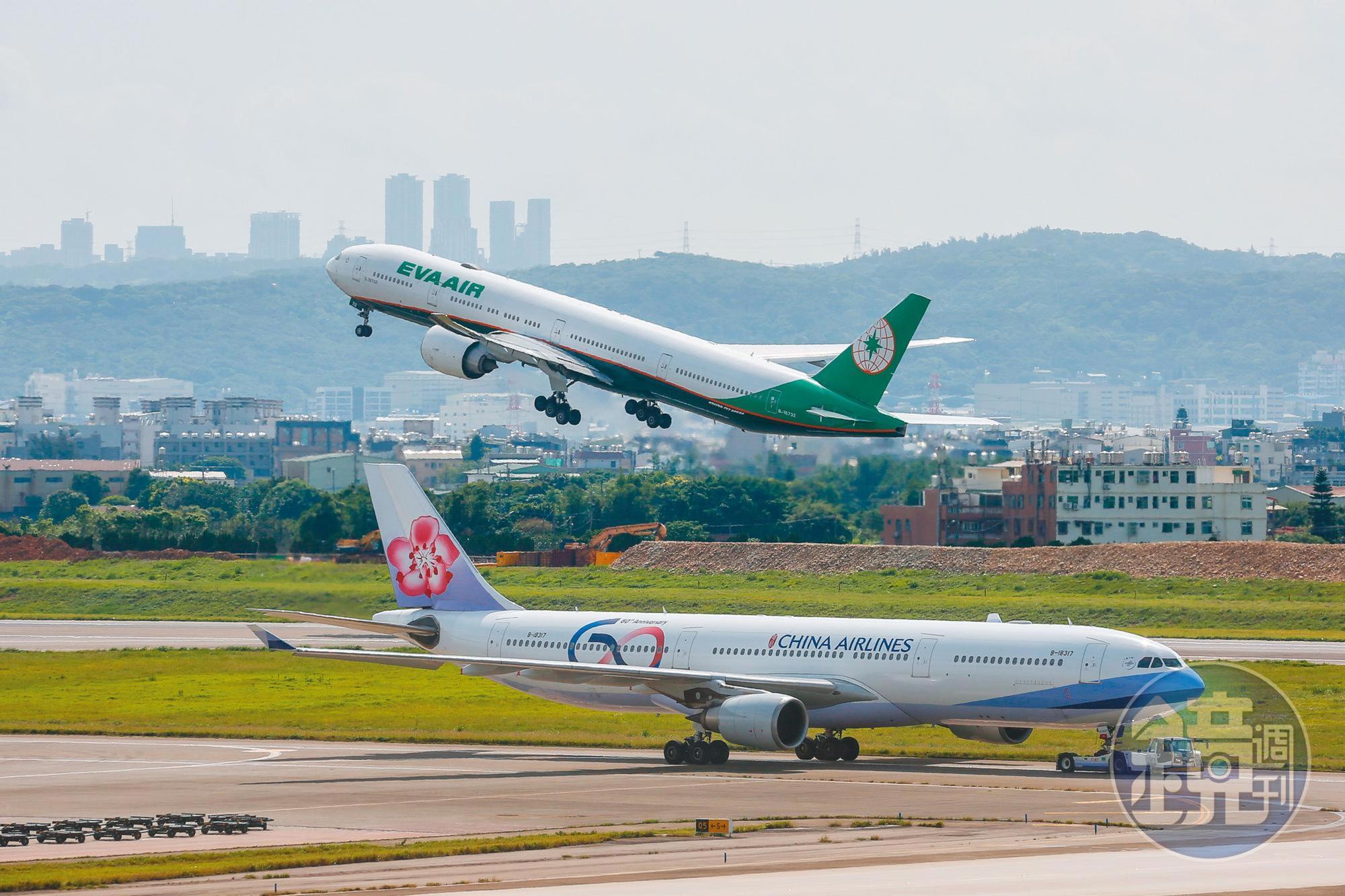 全球航空業因疫情影響損失慘重,華航及長榮成為全球唯4家獲利的航空公司,堪稱台灣之光。