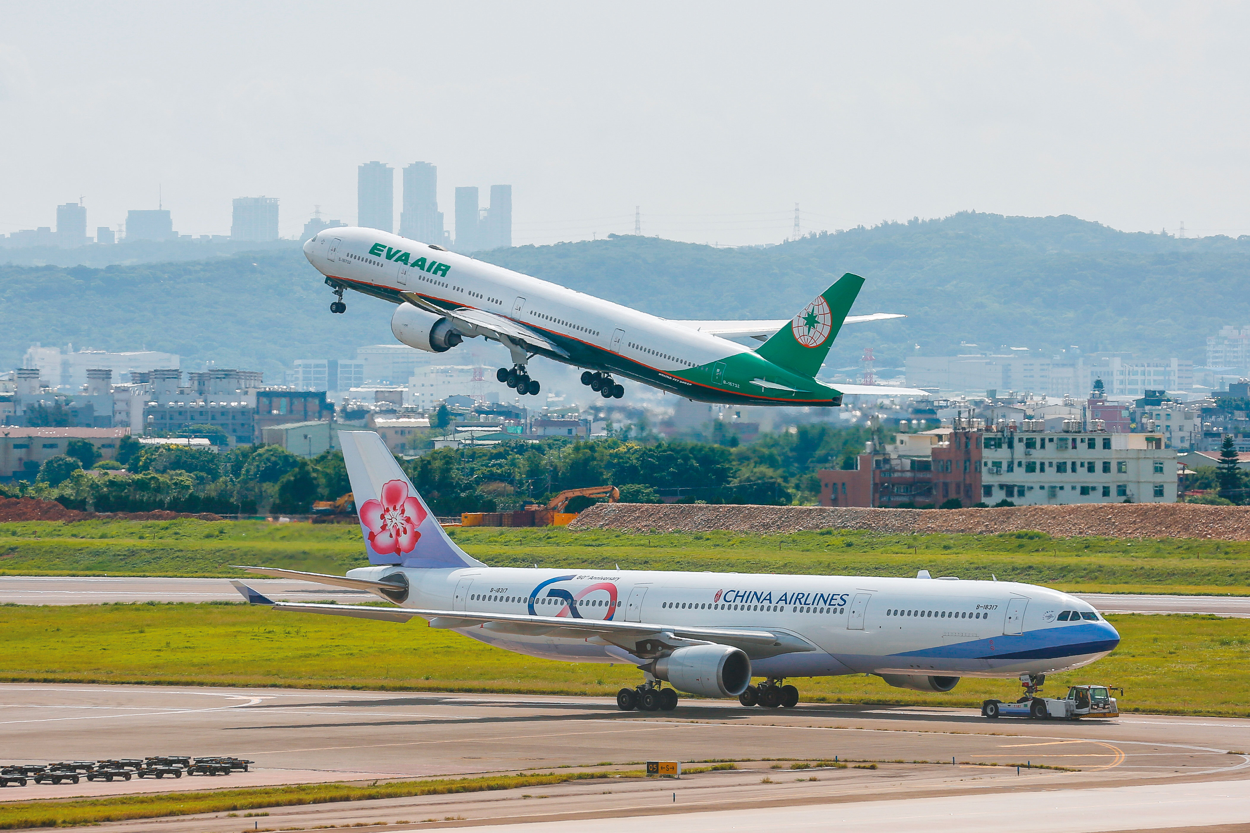 全球航空業因疫情影響損失慘重，華航及長榮成為全球唯4家獲利的航空公司，堪稱台灣之光。