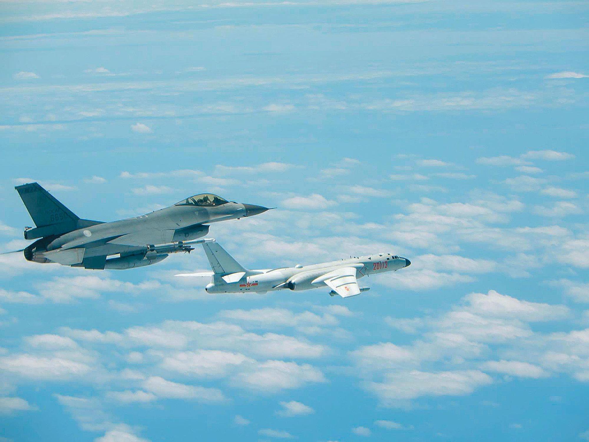 不少空軍飛行員轉任民航機師後跳槽中國,由於共機近來頻頻擾台,若未立法規範轉任條款,恐成國安隱憂。(空軍司令部提供)