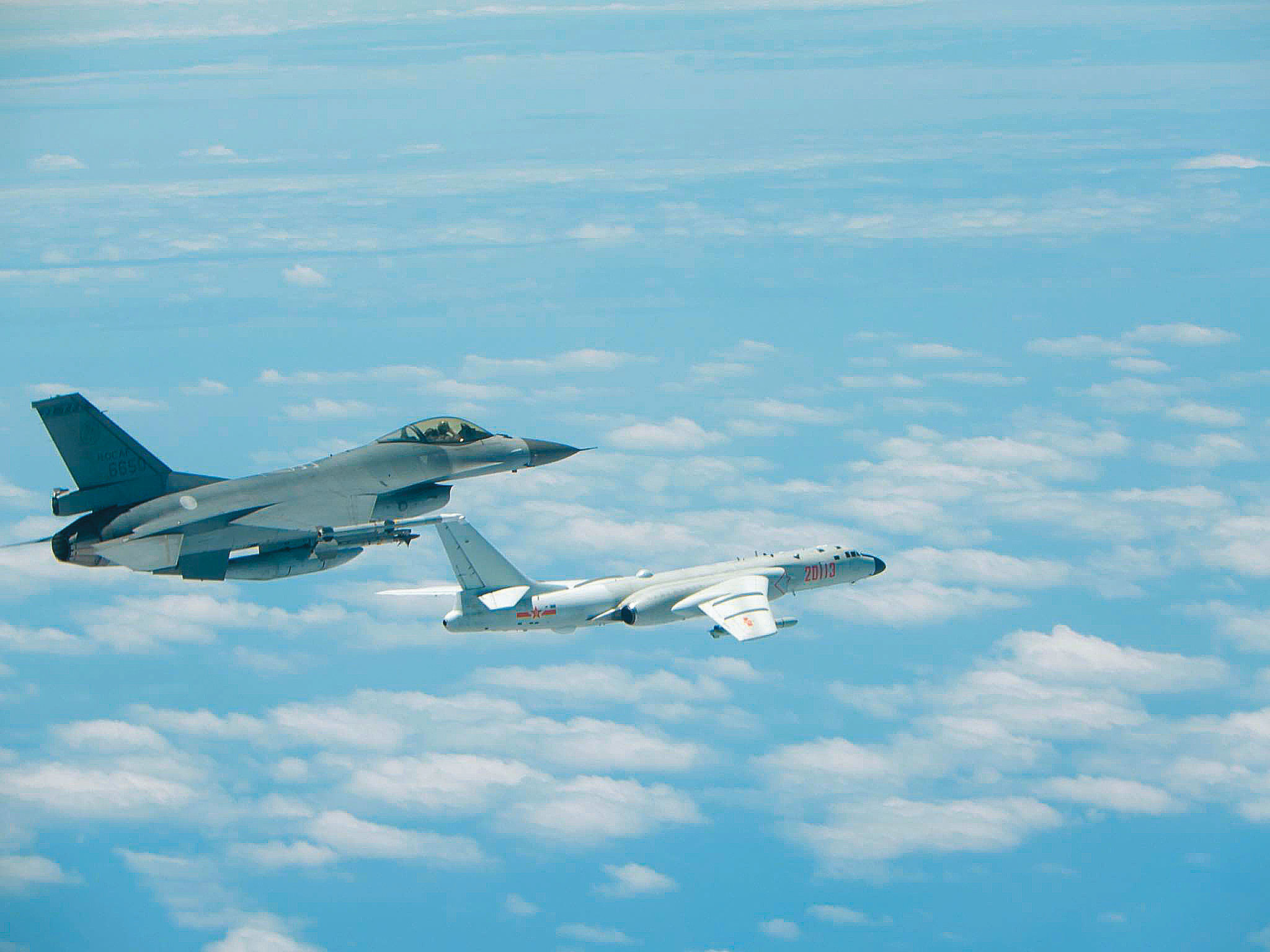 不少空軍飛行員轉任民航機師後跳槽中國，由於共機近來頻頻擾台，若未立法規範轉任條款，恐成國安隱憂。（空軍司令部提供）