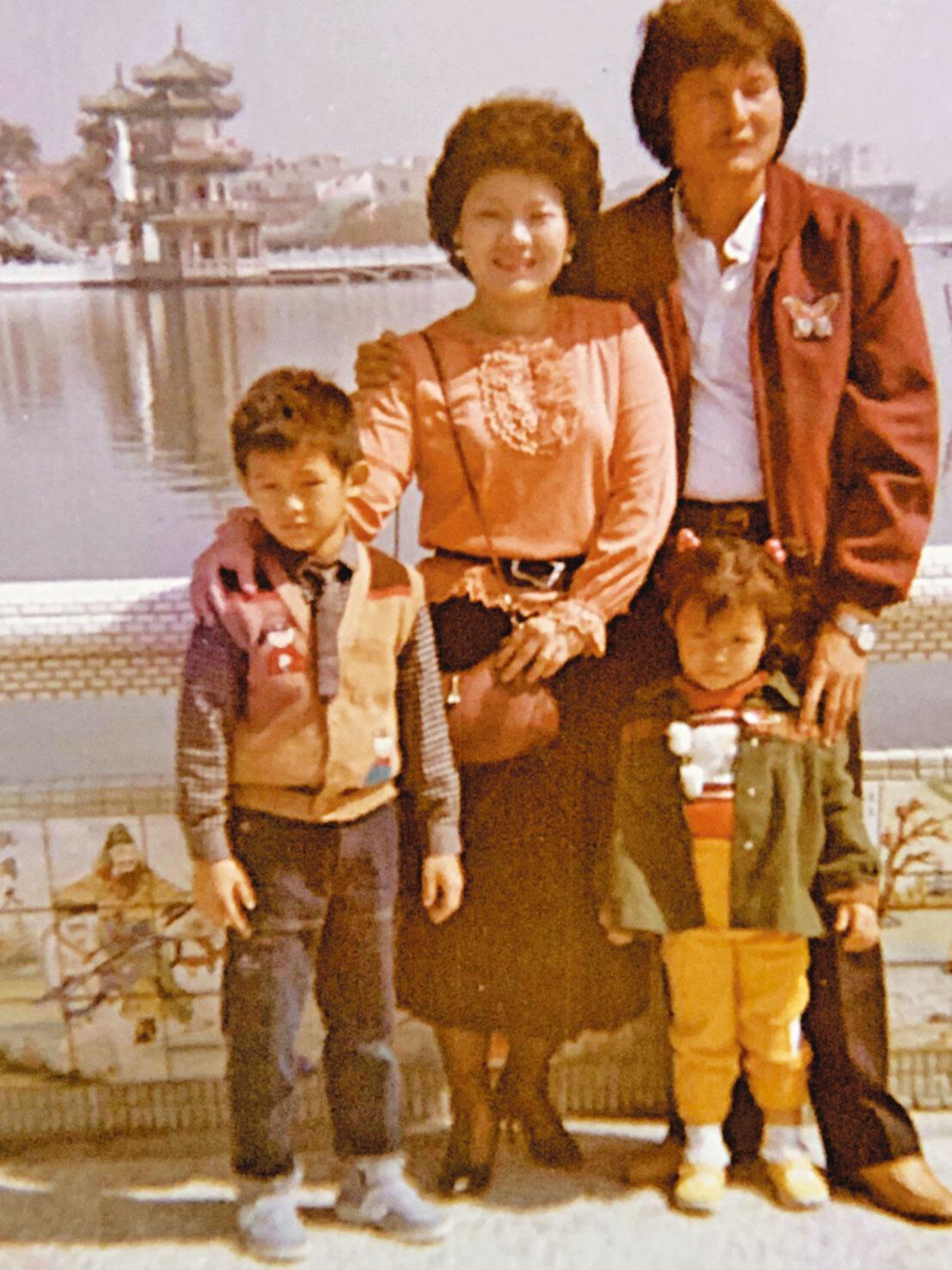 李建德(前左)是屏東林邊鄉人,他在父親(後右)的要求下,進入鄉內一家台菜餐廳打工。(李建德提供)