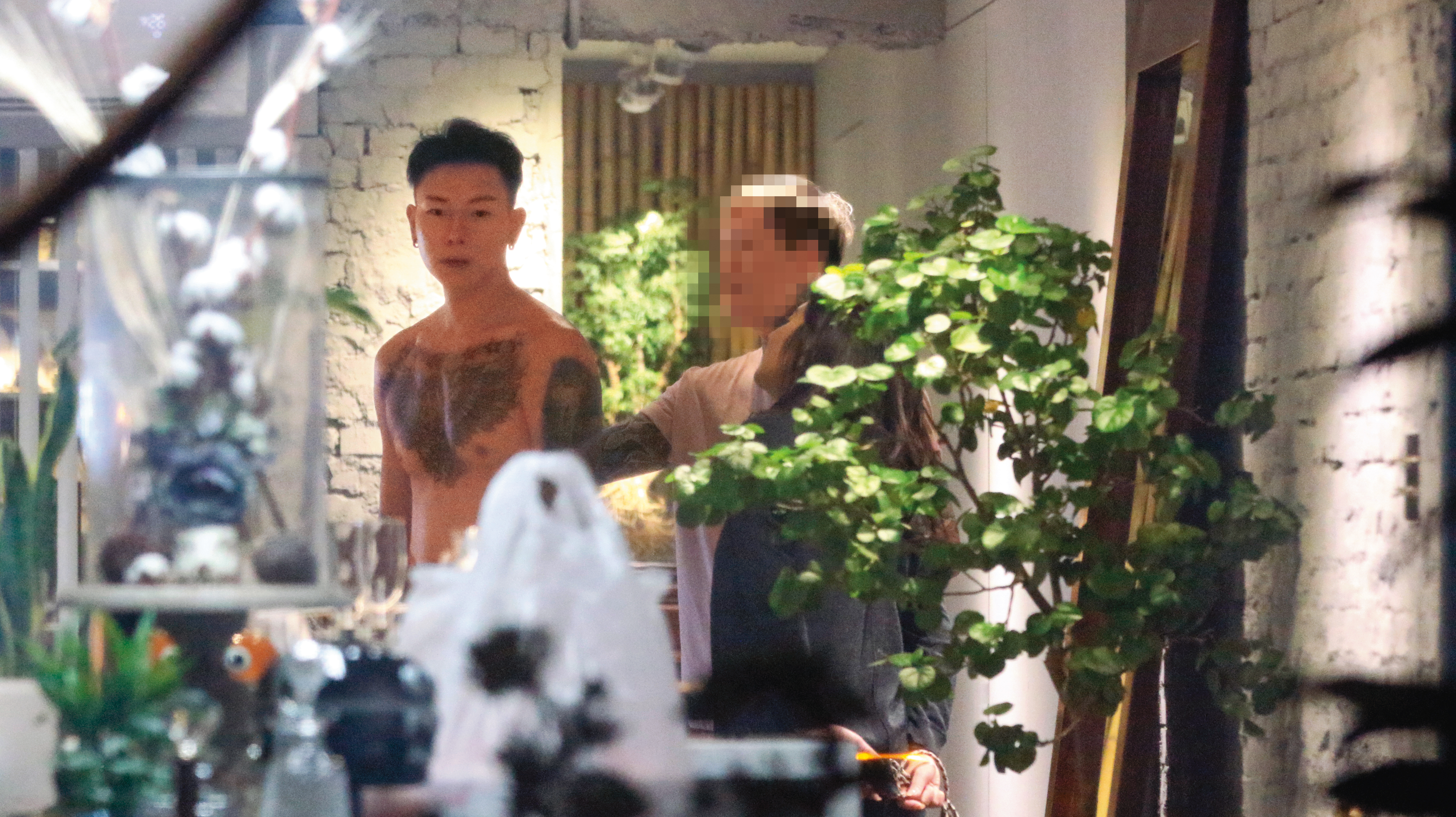 10月21日21：16，女友陪著瘦子刺「亞當與夏娃」，某種意義此項約會行程也頗浪漫。