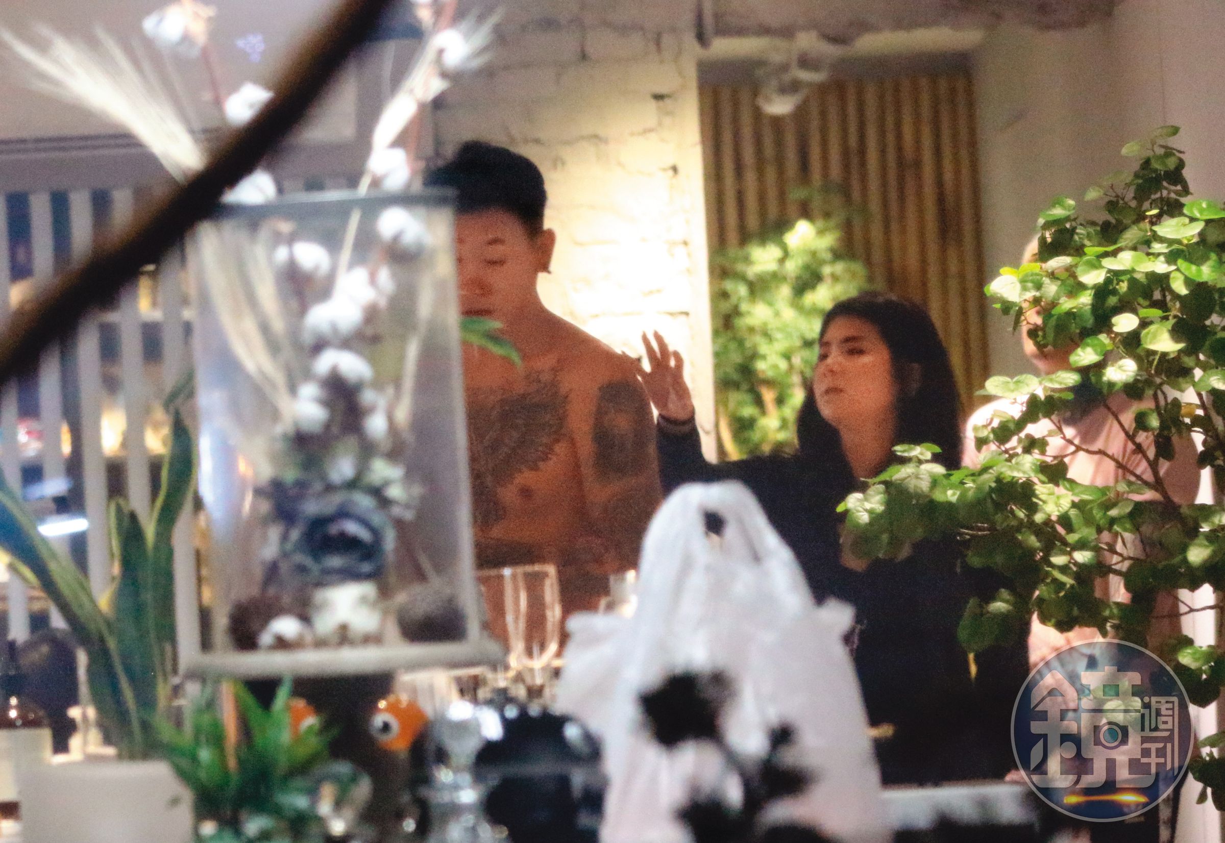10月21日21：14，瘦子的女友對於他的新刺青非常好奇，在後指手劃腳，交往多年熱情不減。
